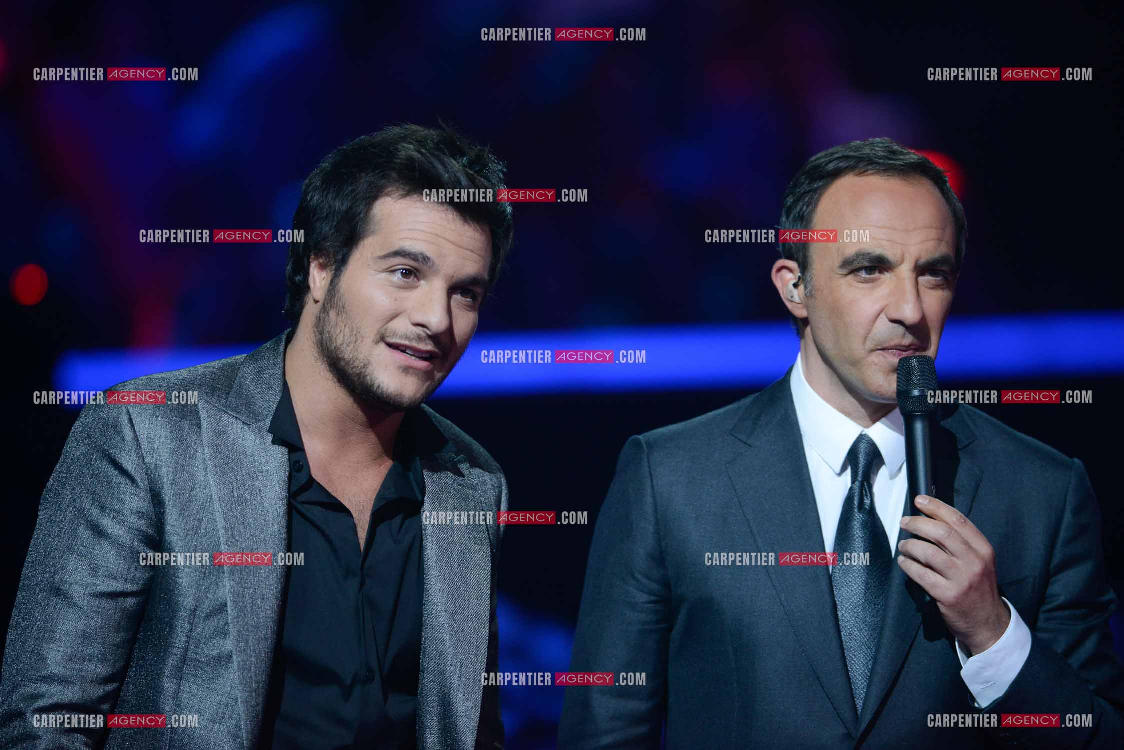 Le chanteur Amir avec Nikos Aliagas en tant que candidat à l'émission The Voice en 2014.