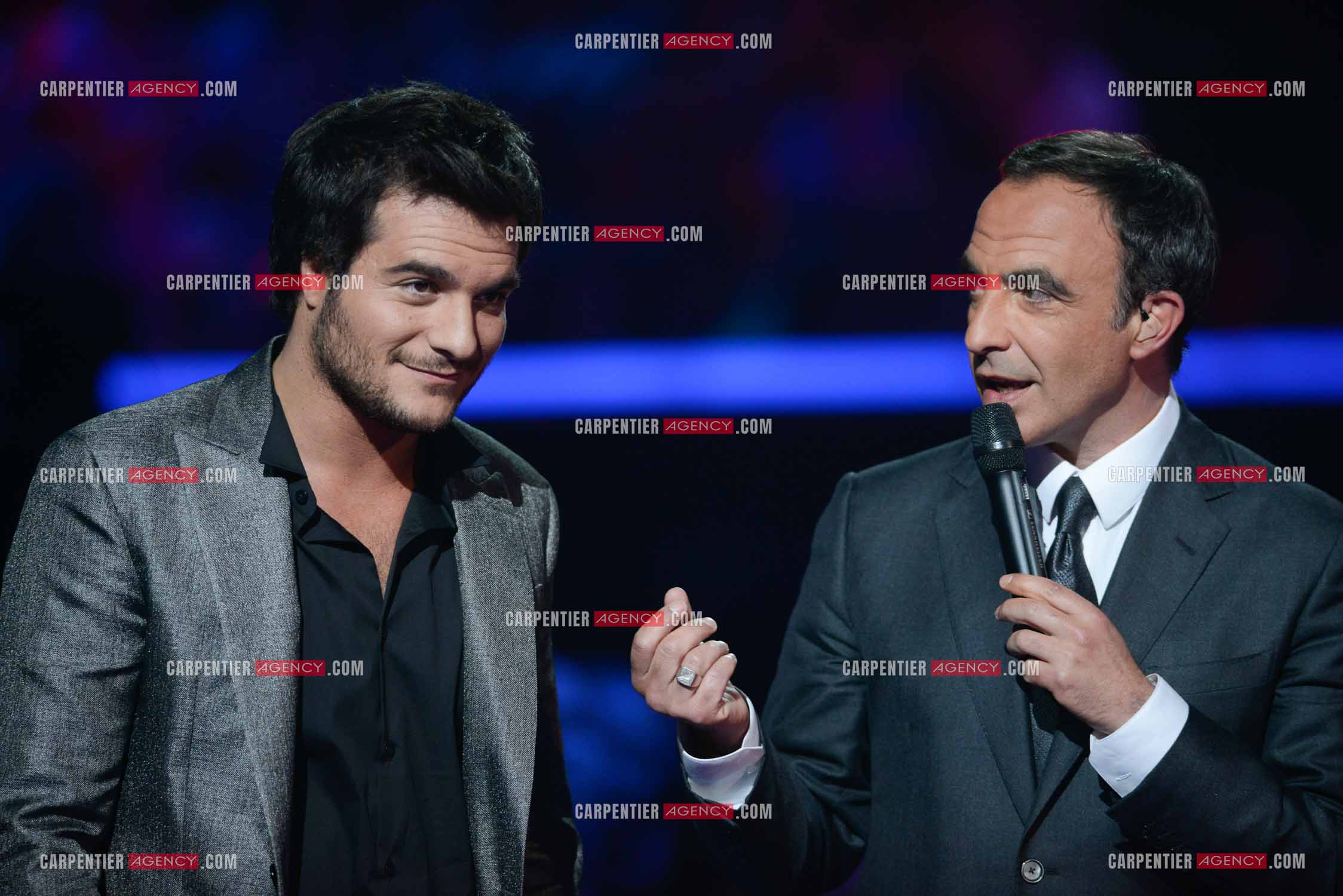 Le chanteur Amir avec Nikos Aliagas en tant que candidat à l'émission The Voice en 2014.