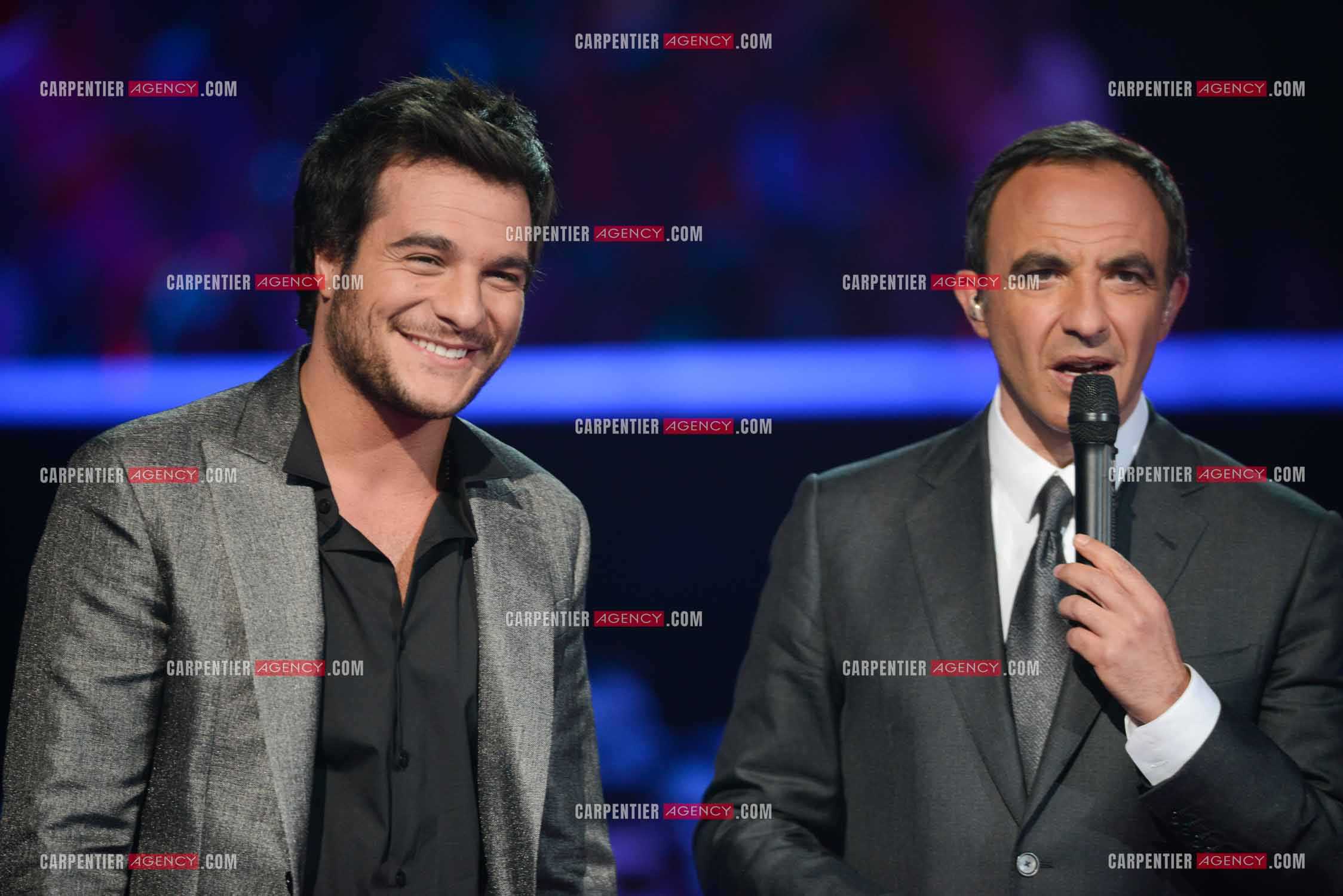 Le chanteur Amir avec Nikos Aliagas en tant que candidat à l'émission The Voice en 2014.