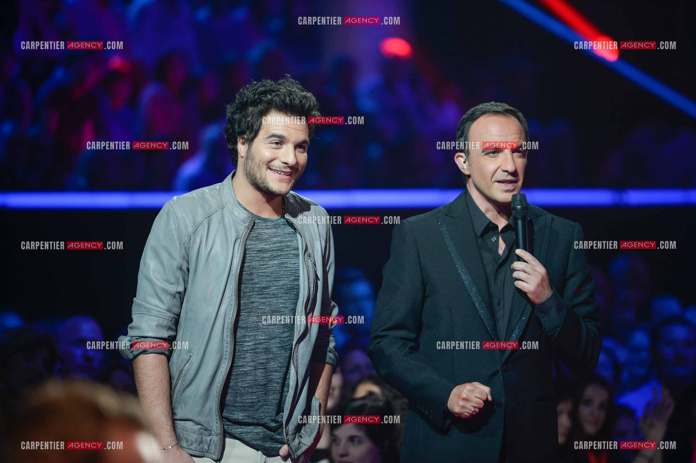 Le chanteur Amir avec Nikos Aliagas en tant que candidat à l'émission The Voice en 2014.