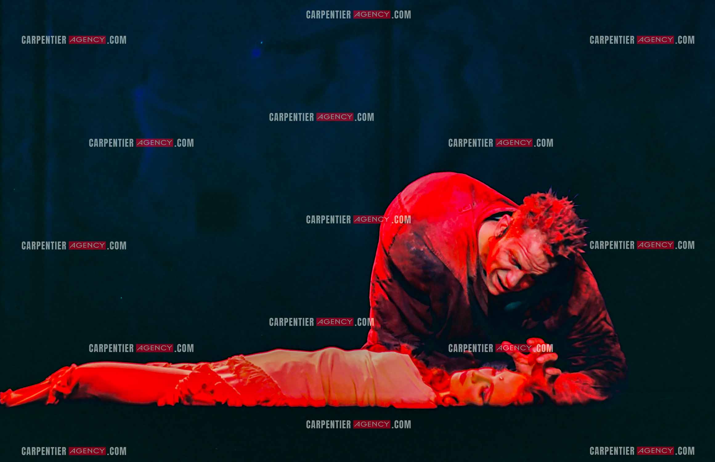 La comédie musicale Notre-Dame de Paris au Palais des Congrès de Paris à partir du 16 septembre 1998. Le chanteur Québécois Garou dans le rôle de Quasimodo et la chanteuse Hélène Ségara dans le rôle de Esméralda.  ( Exclusif )