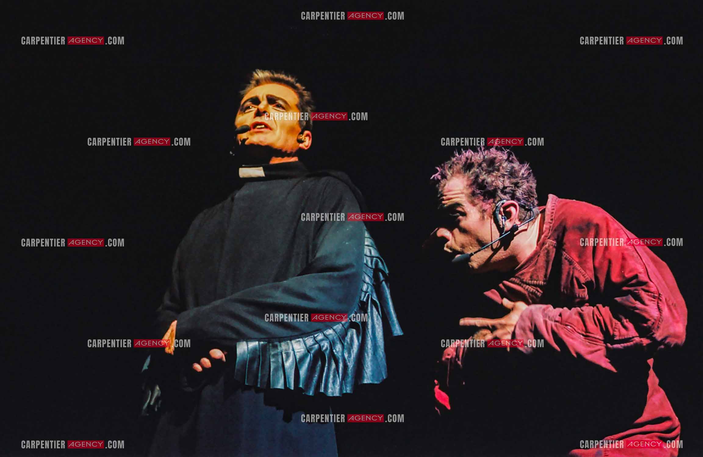 La comédie musicale Notre-Dame de Paris au Palais des Congrès de Paris à partir du 16 septembre 1998. Le chanteur Canadien Daniel Lavoie dans le rôle de Frollo et le chanteur Garou dans le rôle de Quasimodo.  ( Exclusif )