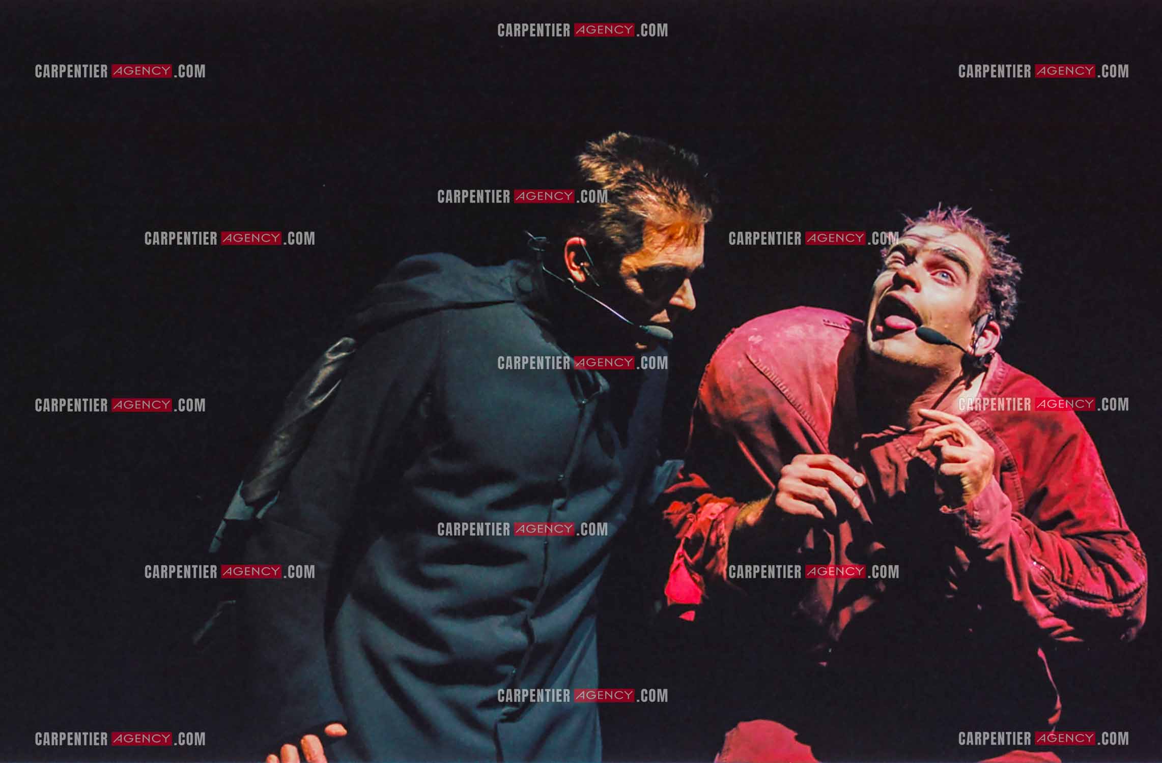 La comédie musicale Notre-Dame de Paris au Palais des Congrès de Paris à partir du 16 septembre 1998. Le chanteur Canadien Daniel Lavoie dans le rôle de Frollo et le chanteur Garou dans le rôle de Quasimodo.  ( Exclusif )