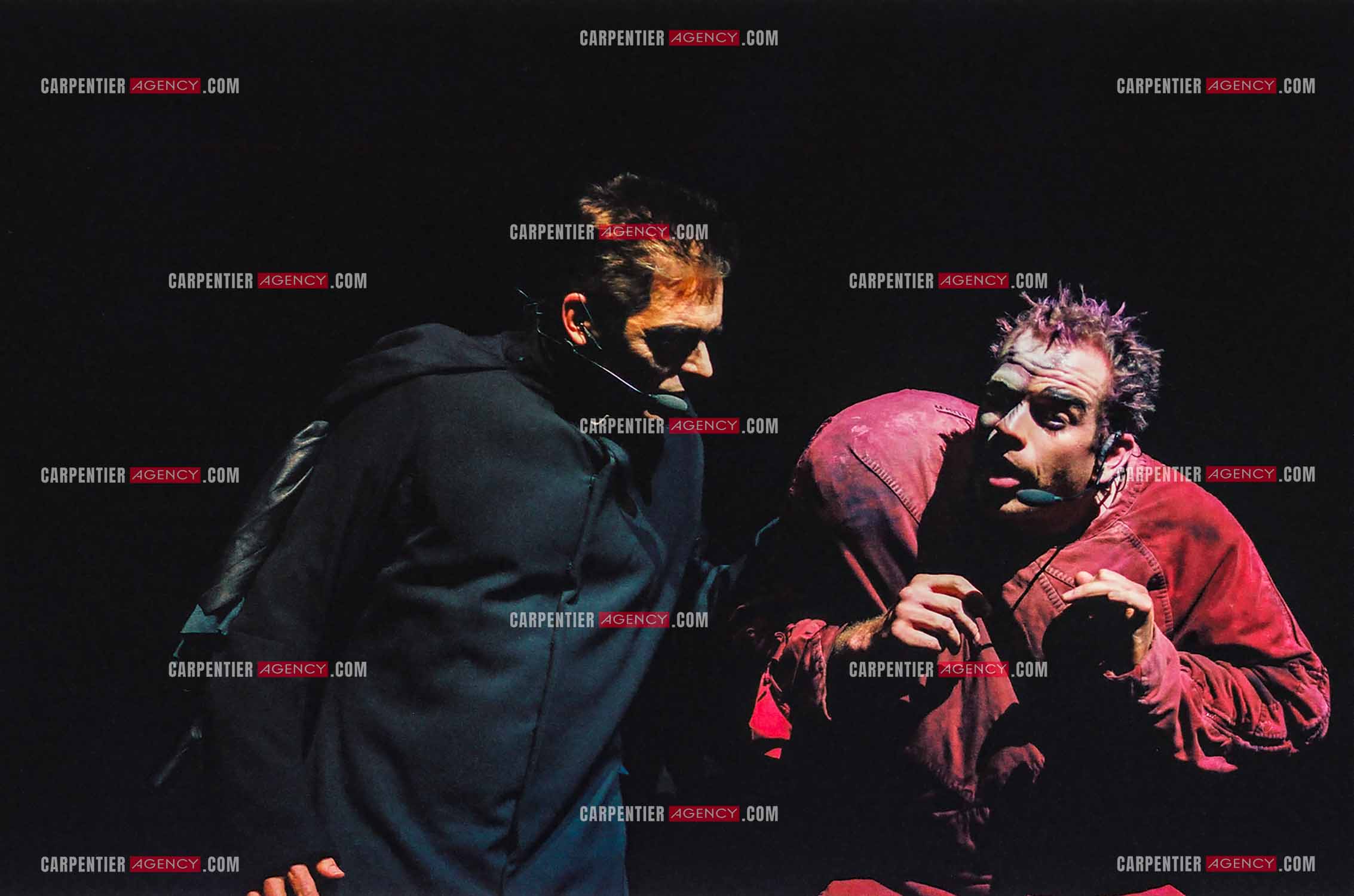 La comédie musicale Notre-Dame de Paris au Palais des Congrès de Paris à partir du 16 septembre 1998. Le chanteur Canadien Daniel Lavoie dans le rôle de Frollo et le chanteur Garou dans le rôle de Quasimodo.  ( Exclusif )