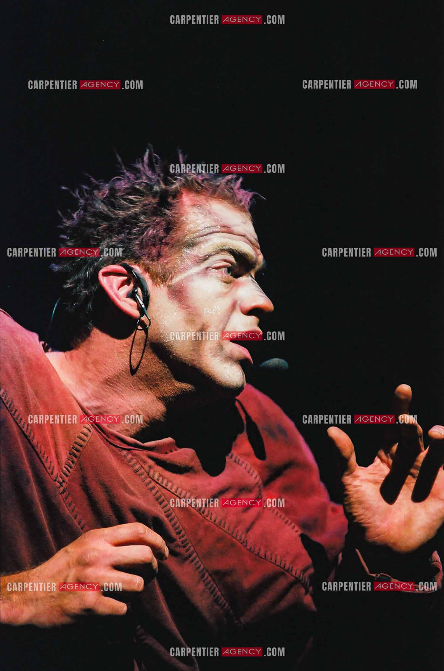 La comédie musicale Notre-Dame de Paris au Palais des Congrès de Paris à partir du 16 septembre 1998. Le chanteur Québécois Garou dans le rôle de Quasimodo.  ( Exclusif )