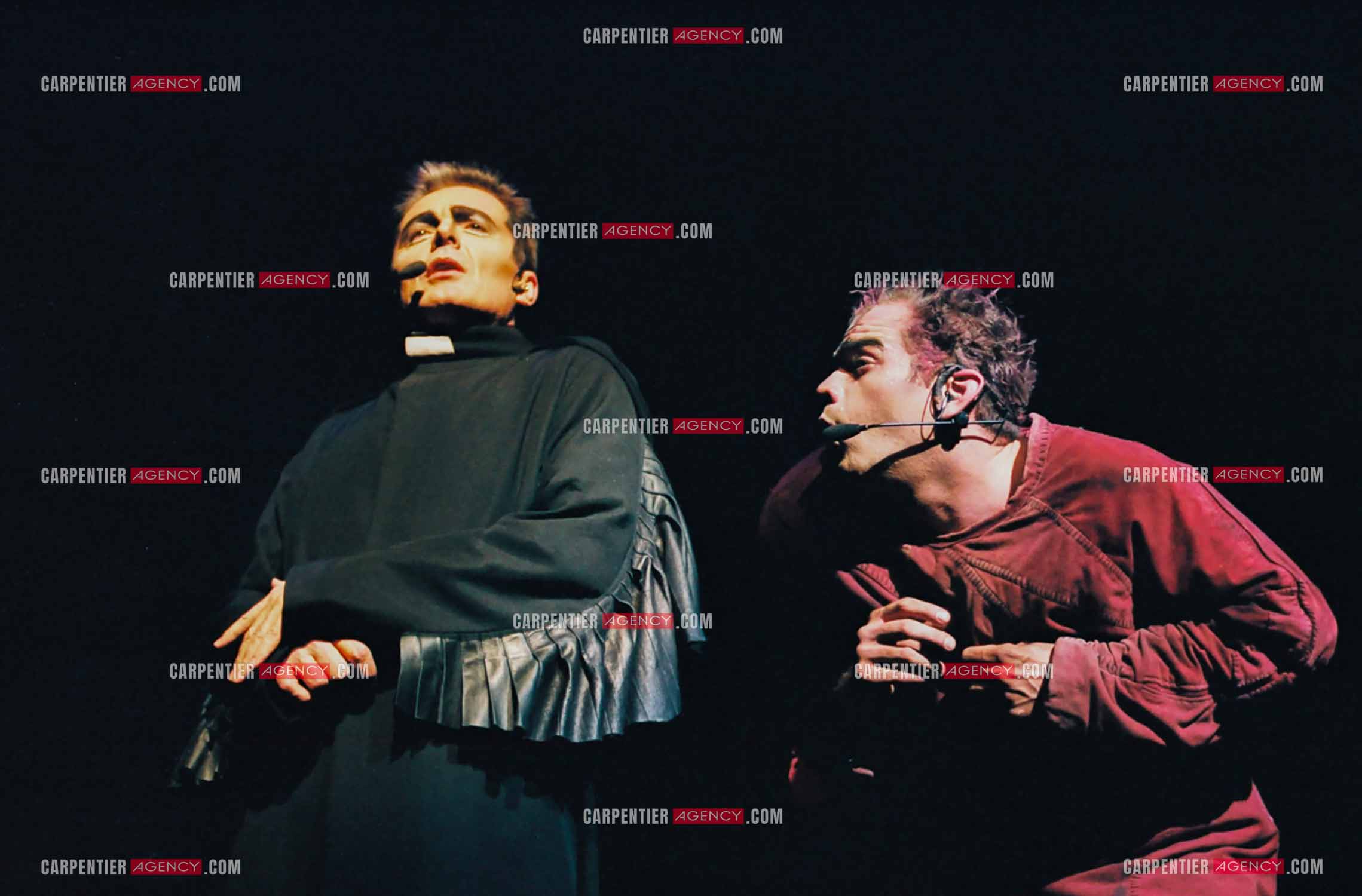 La comédie musicale Notre-Dame de Paris au Palais des Congrès de Paris à partir du 16 septembre 1998. Le chanteur Canadien Daniel Lavoie dans le rôle de Frollo et le chanteur Garou dans le rôle de Quasimodo.  ( Exclusif )