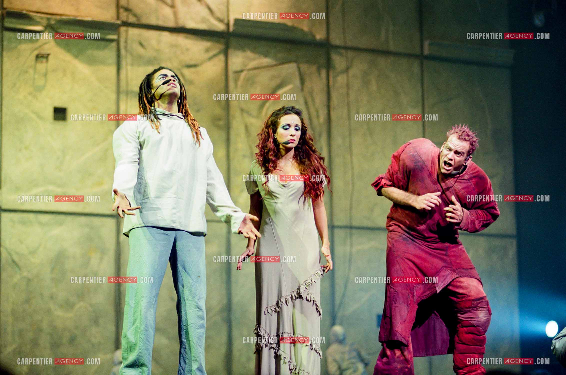 La comédie musicale Notre-Dame de Paris au Palais des Congrès de Paris à partir du 16 septembre 1998. Le chanteur Luck Mervil dans le rôle de Clopin, La chanteuse Hélène Ségara dans le rôle de Esméralda et le chanteur Québécois Garou dans le rôle de Quasimodo.  ( Exclusif )