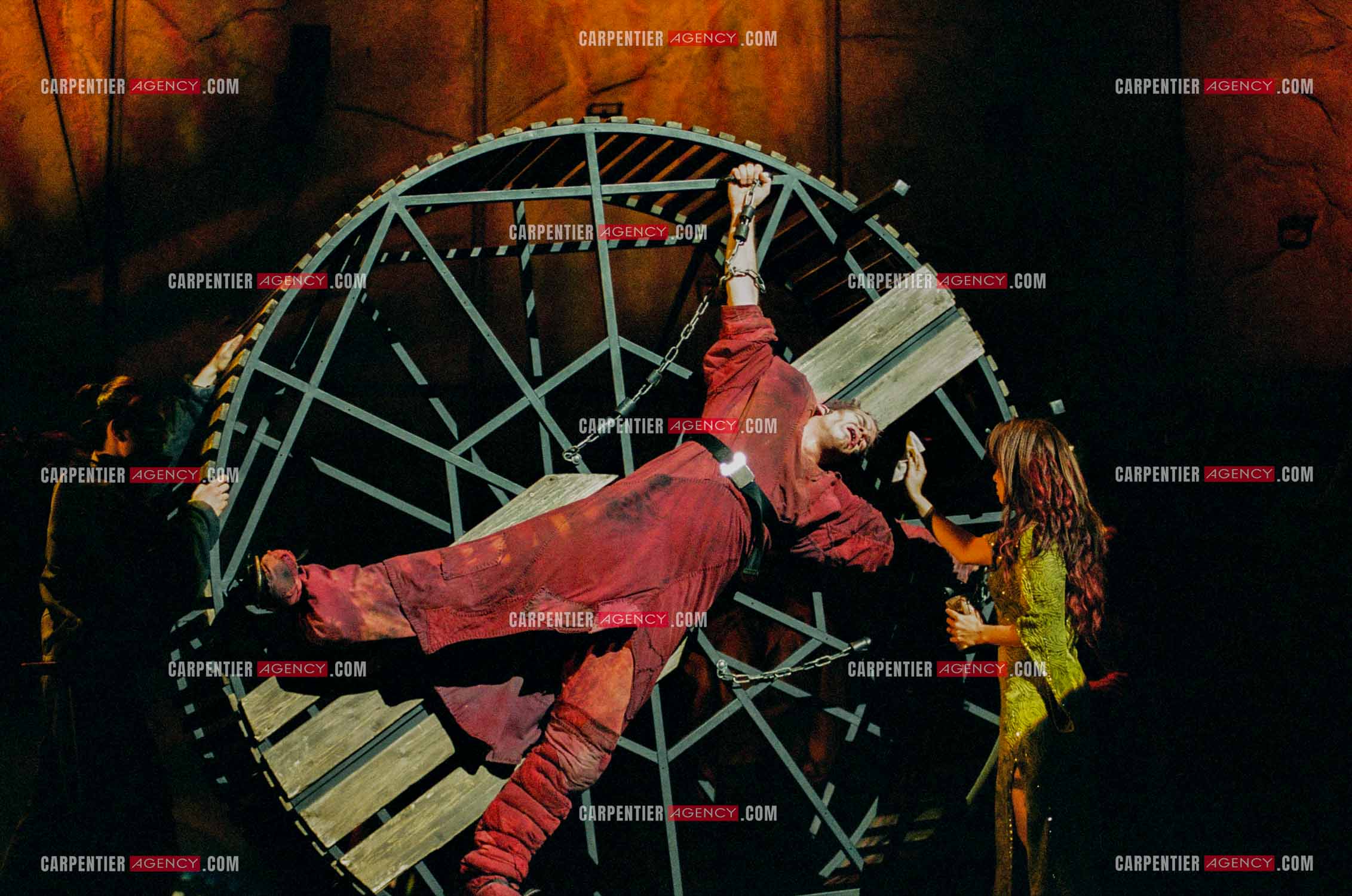 La comédie musicale Notre-Dame de Paris au Palais des Congrès de Paris à partir du 16 septembre 1998. Le chanteur Québécois Garou dans le rôle de Quasimodo et la chanteuse Hélène Ségara dans le rôle de Esméralda.  ( Exclusif )