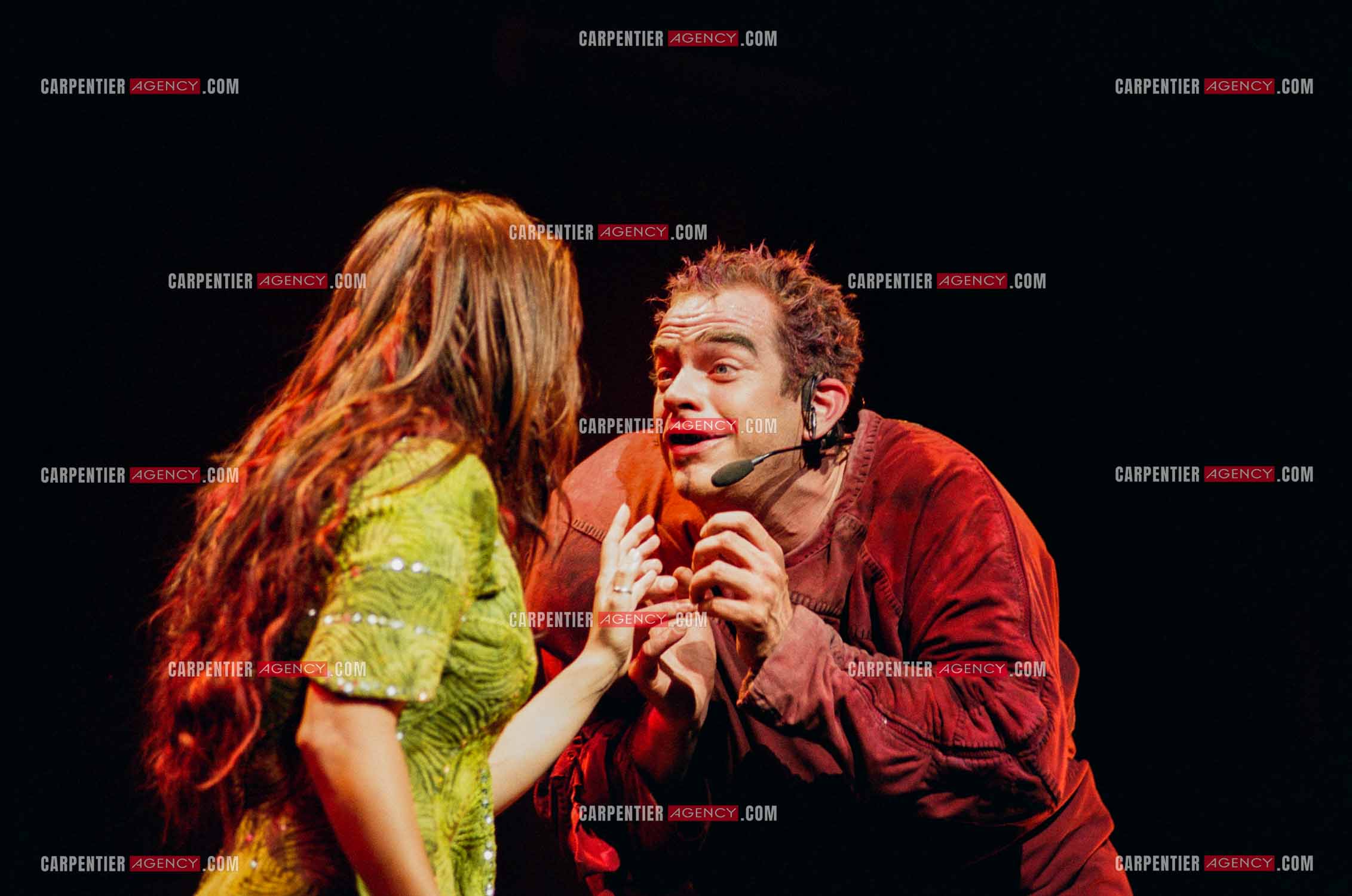 La comédie musicale Notre-Dame de Paris au Palais des Congrès de Paris à partir du 16 septembre 1998. Le chanteur Québécois Garou dans le rôle de Quasimodo et la chanteuse Hélène Ségara dans le rôle de Esméralda.  ( Exclusif )