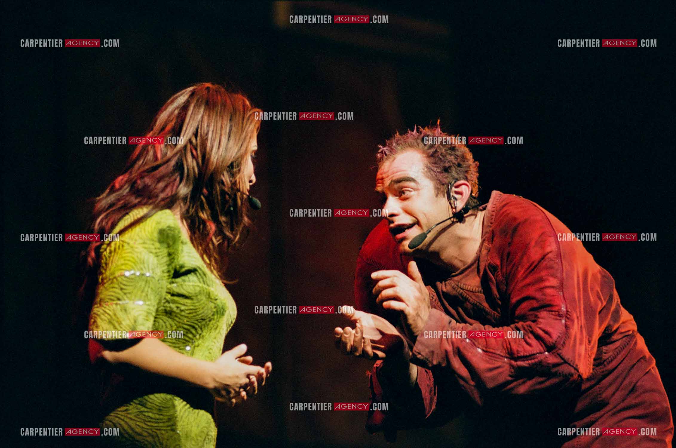 La comédie musicale Notre-Dame de Paris au Palais des Congrès de Paris à partir du 16 septembre 1998. Le chanteur Québécois Garou dans le rôle de Quasimodo et la chanteuse Hélène Ségara dans le rôle de Esméralda.  ( Exclusif )
