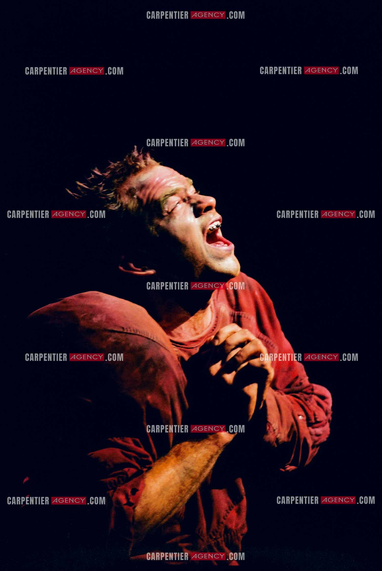 La comédie musicale Notre-Dame de Paris au Palais des Congrès de Paris à partir du 16 septembre 1998. Le chanteur Québécois Garou dans le rôle de Quasimodo.  ( Exclusif )