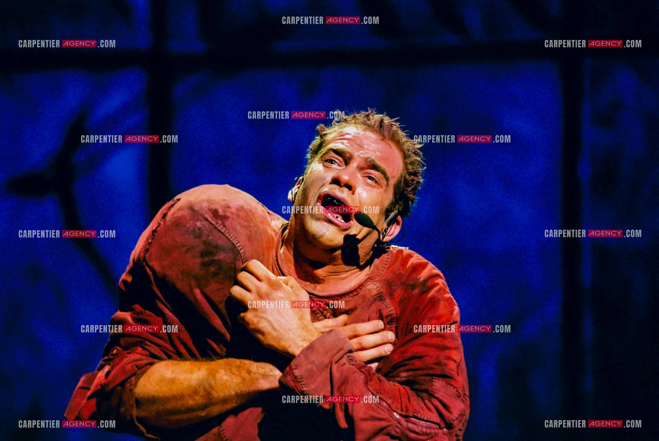 La comédie musicale Notre-Dame de Paris au Palais des Congrès de Paris à partir du 16 septembre 1998. Le chanteur Québécois Garou dans le rôle de Quasimodo.  ( Exclusif )