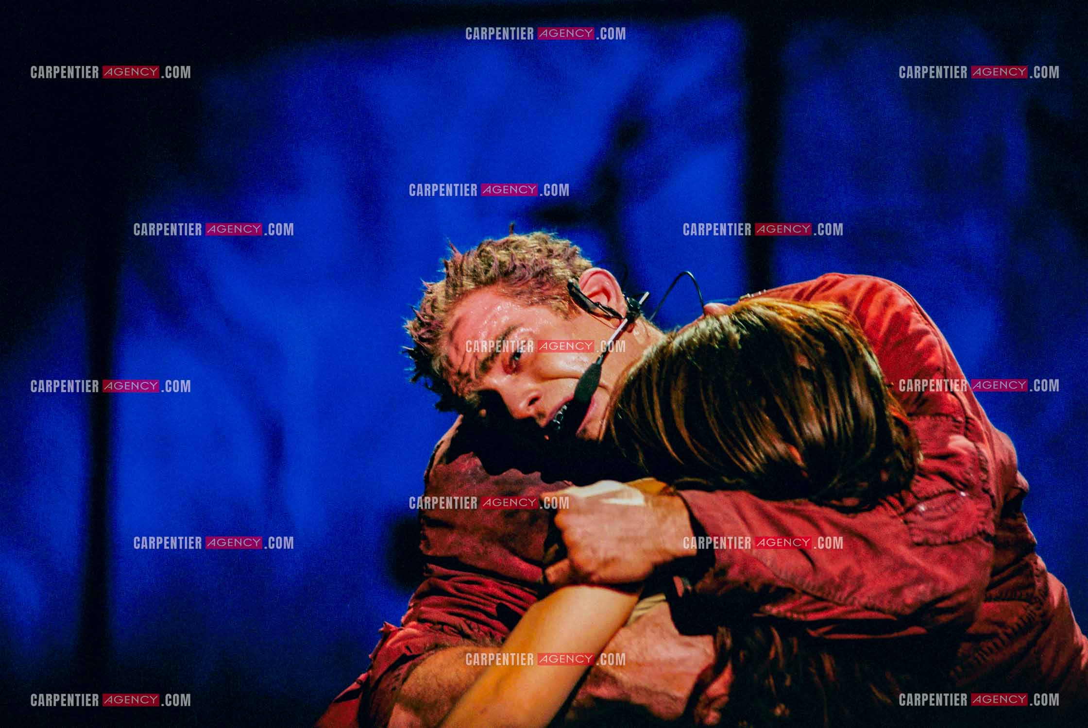 La comédie musicale Notre-Dame de Paris au Palais des Congrès de Paris à partir du 16 septembre 1998. Le chanteur Québécois Garou dans le rôle de Quasimodo et la chanteuse Hélène Ségara dans le rôle de Esméralda.  ( Exclusif )