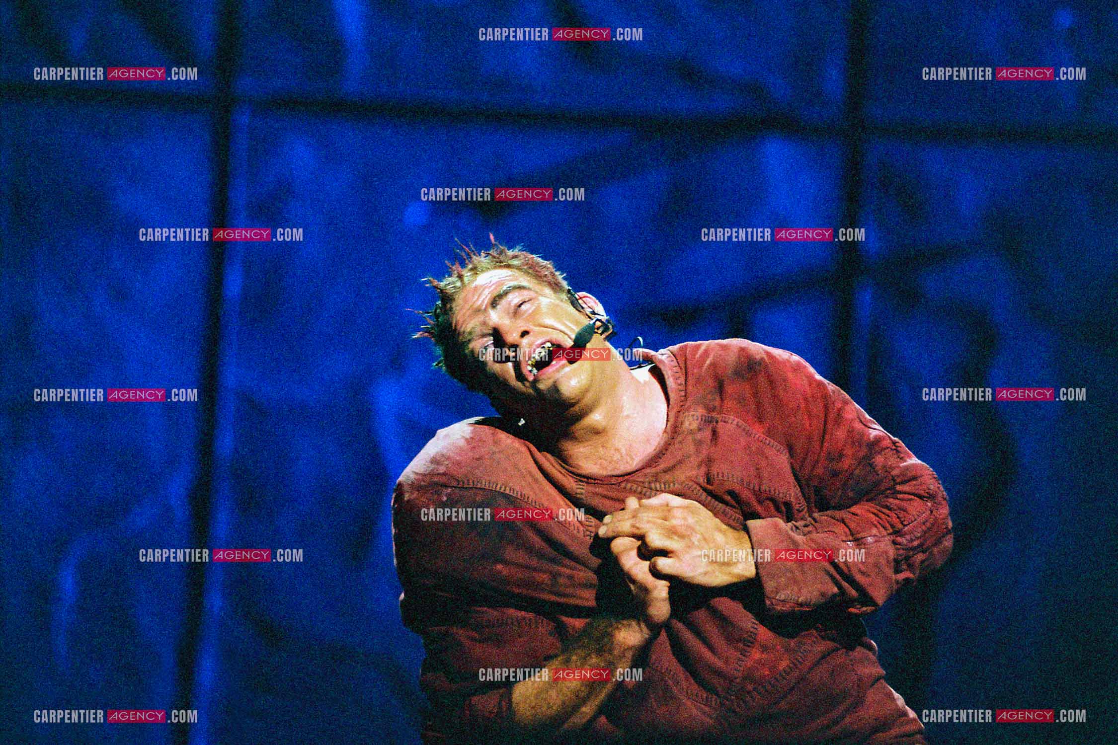 La comédie musicale Notre-Dame de Paris au Palais des Congrès de Paris à partir du 16 septembre 1998. Le chanteur Québécois Garou dans le rôle de Quasimodo.  ( Exclusif )