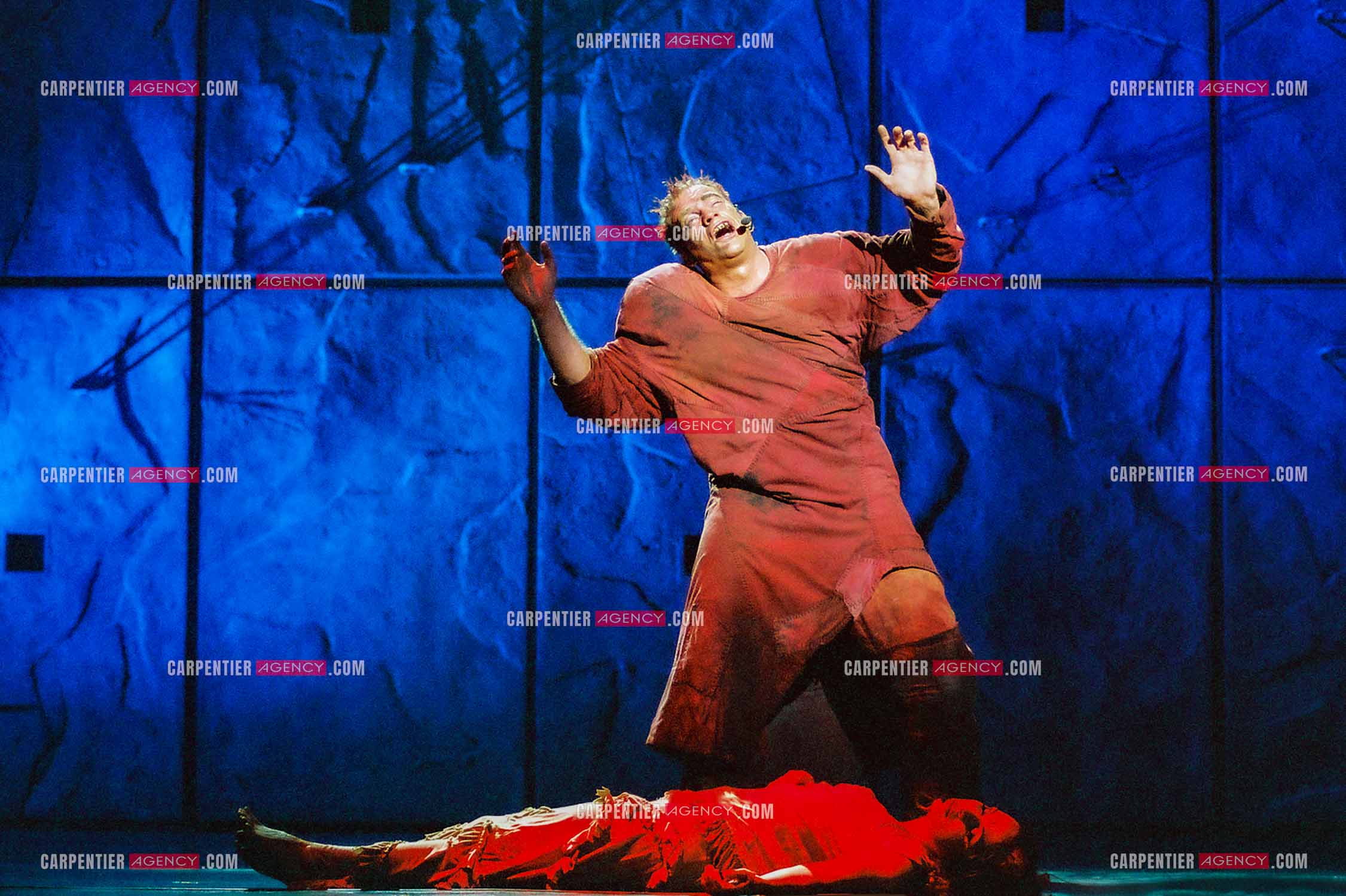 La comédie musicale Notre-Dame de Paris au Palais des Congrès de Paris à partir du 16 septembre 1998. Le chanteur Québécois Garou dans le rôle de Quasimodo et la chanteuse Hélène Ségara dans le rôle de Esméralda.  ( Exclusif )