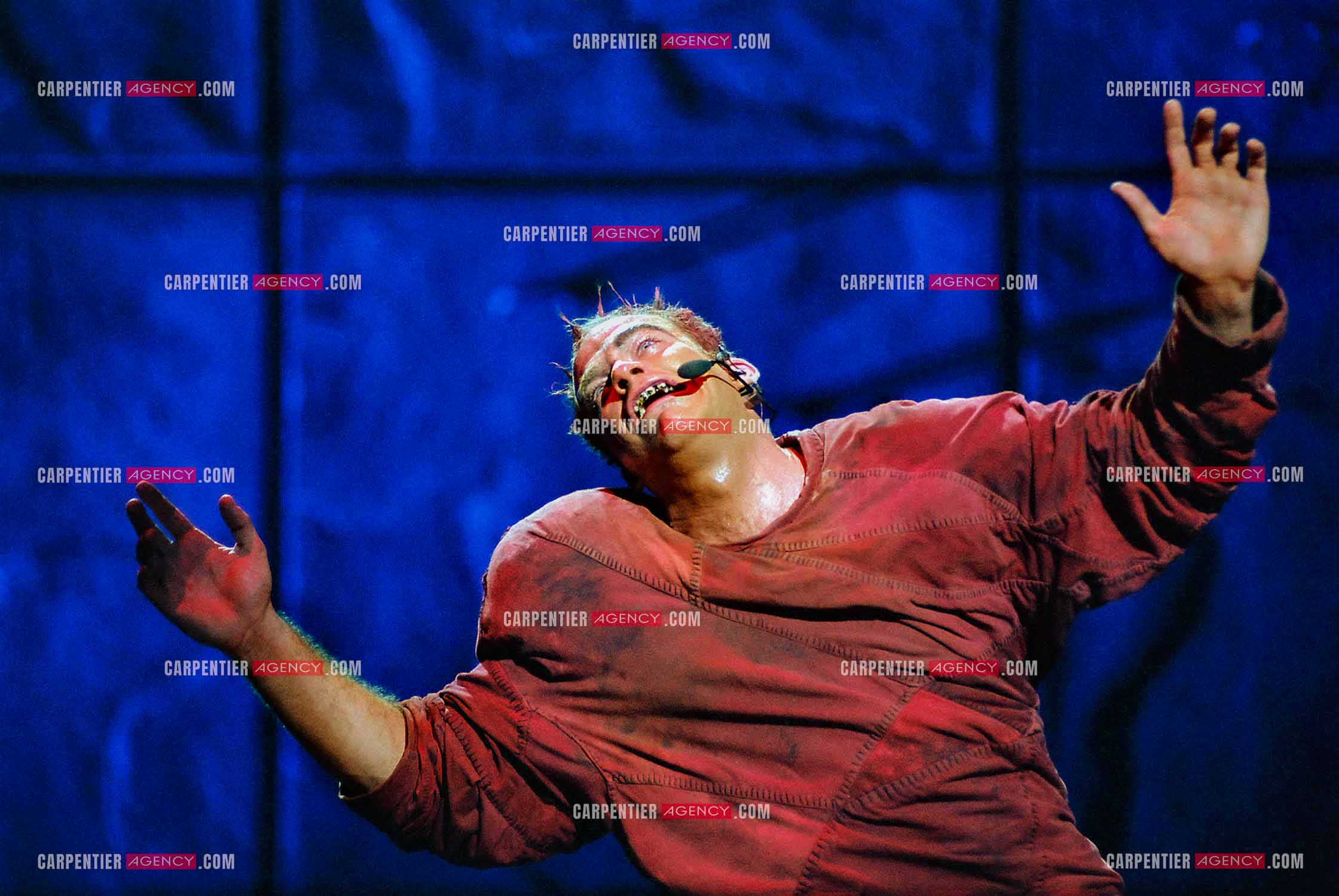 La comédie musicale Notre-Dame de Paris au Palais des Congrès de Paris à partir du 16 septembre 1998. Le chanteur Québécois Garou dans le rôle de Quasimodo.  ( Exclusif )