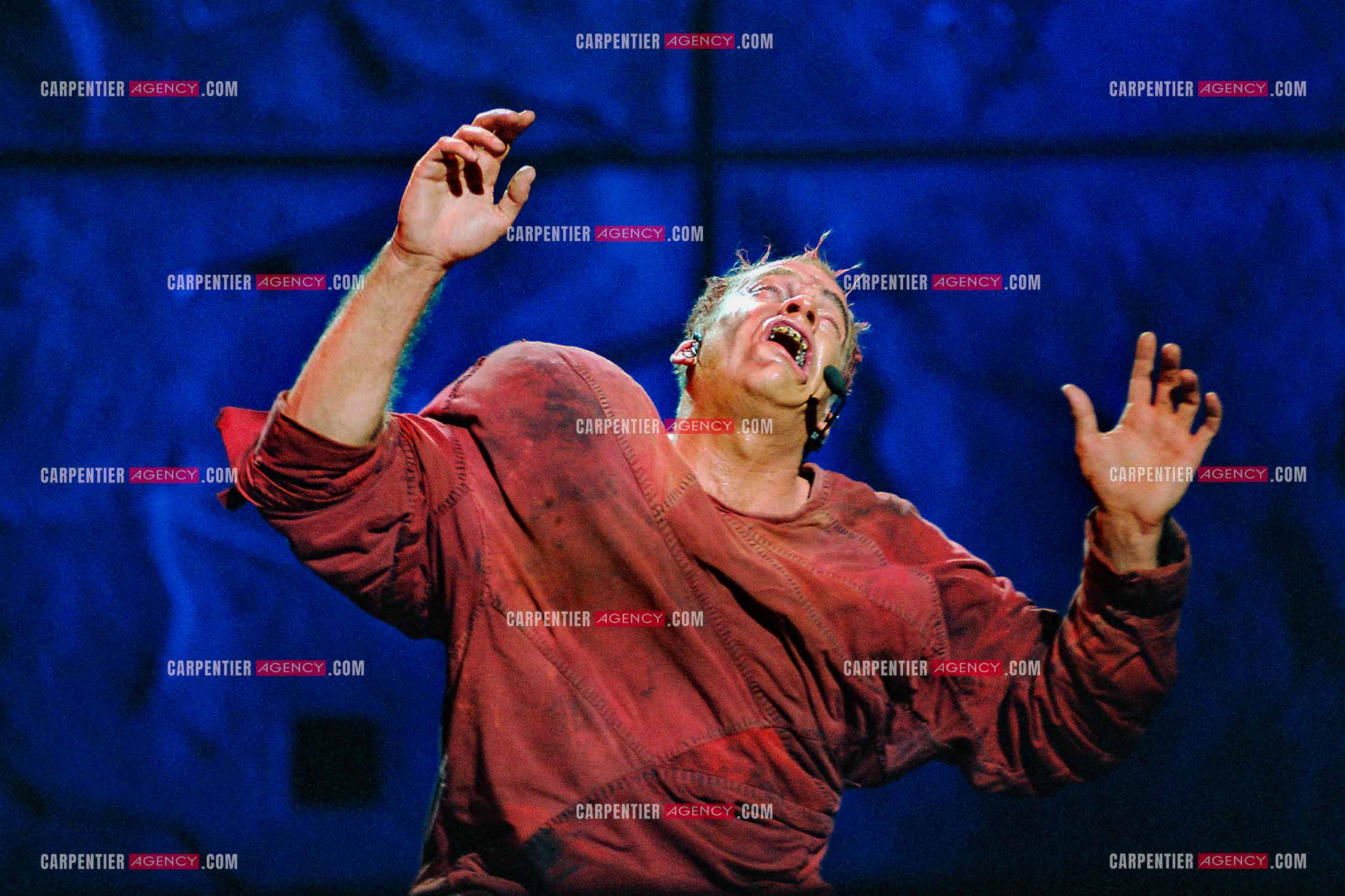 La comédie musicale Notre-Dame de Paris au Palais des Congrès de Paris à partir du 16 septembre 1998. Le chanteur Québécois Garou dans le rôle de Quasimodo.  ( Exclusif )