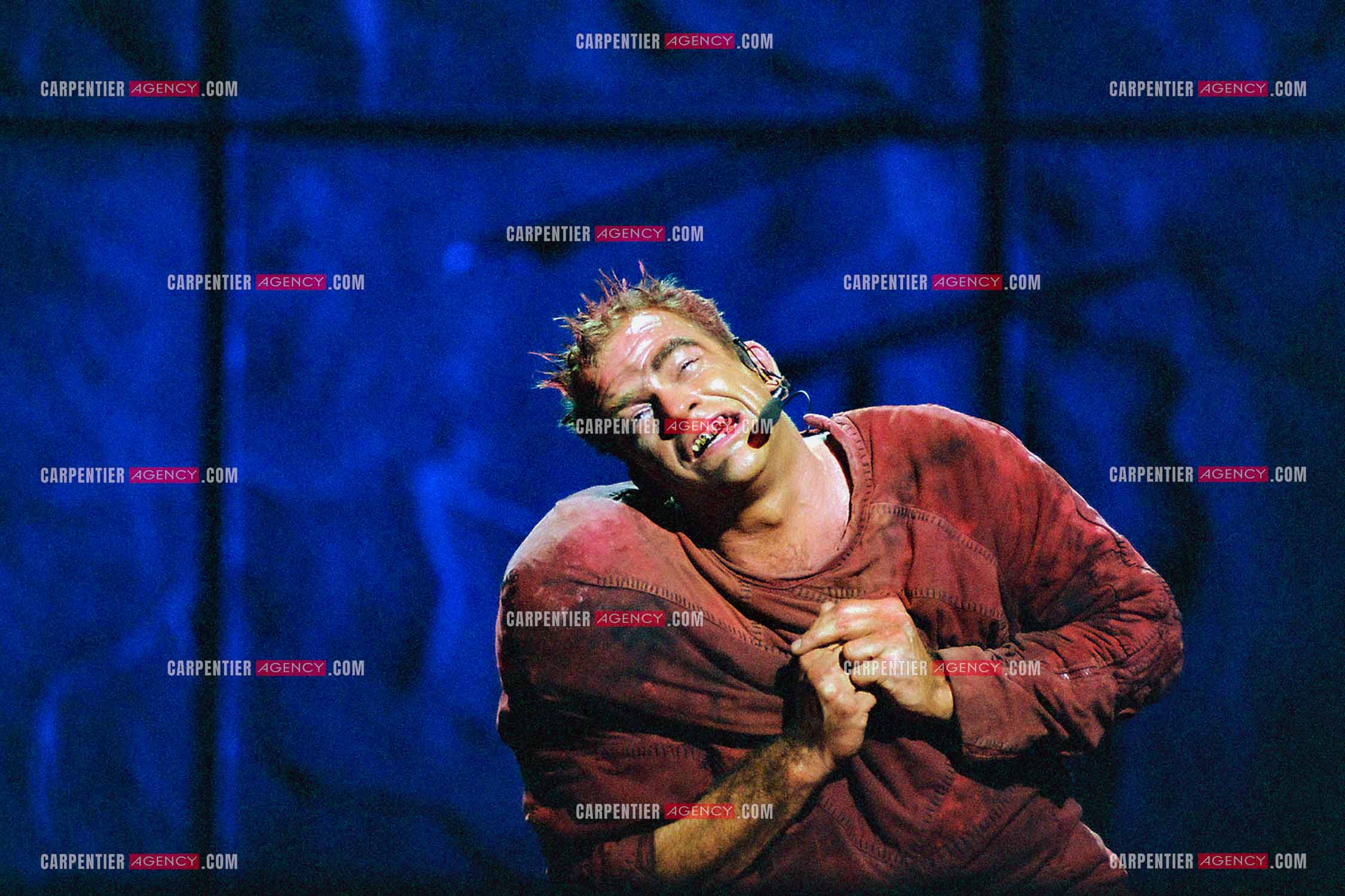 La comédie musicale Notre-Dame de Paris au Palais des Congrès de Paris à partir du 16 septembre 1998. Le chanteur Québécois Garou dans le rôle de Quasimodo.  ( Exclusif )