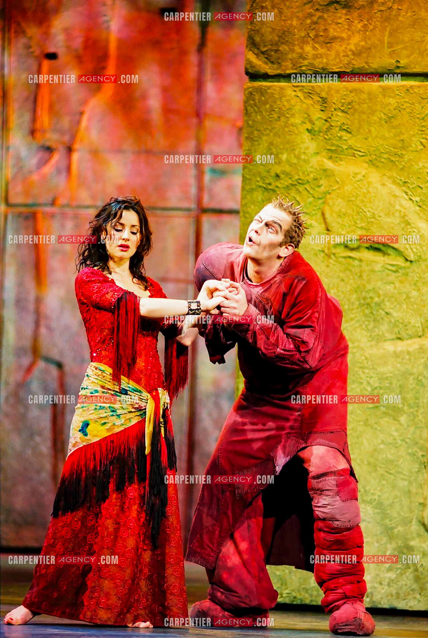 Version anglaise au Dominion Théâtre de la comédie musicale “Notre-Dame de Paris“. La chanteuse Italienne Tina Arena dans le rôle de Esméralda et le chanteur Québécois Garou pour le rôle de Quasimodo.  ( Exclusif )