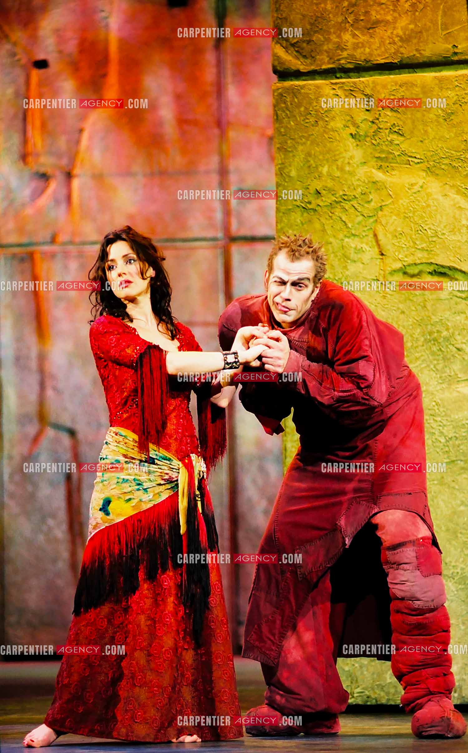 Version anglaise au Dominion Théâtre de la comédie musicale “Notre-Dame de Paris“. La chanteuse Italienne Tina Arena dans le rôle de Esméralda et le chanteur Québécois Garou pour le rôle de Quasimodo.  ( Exclusif )