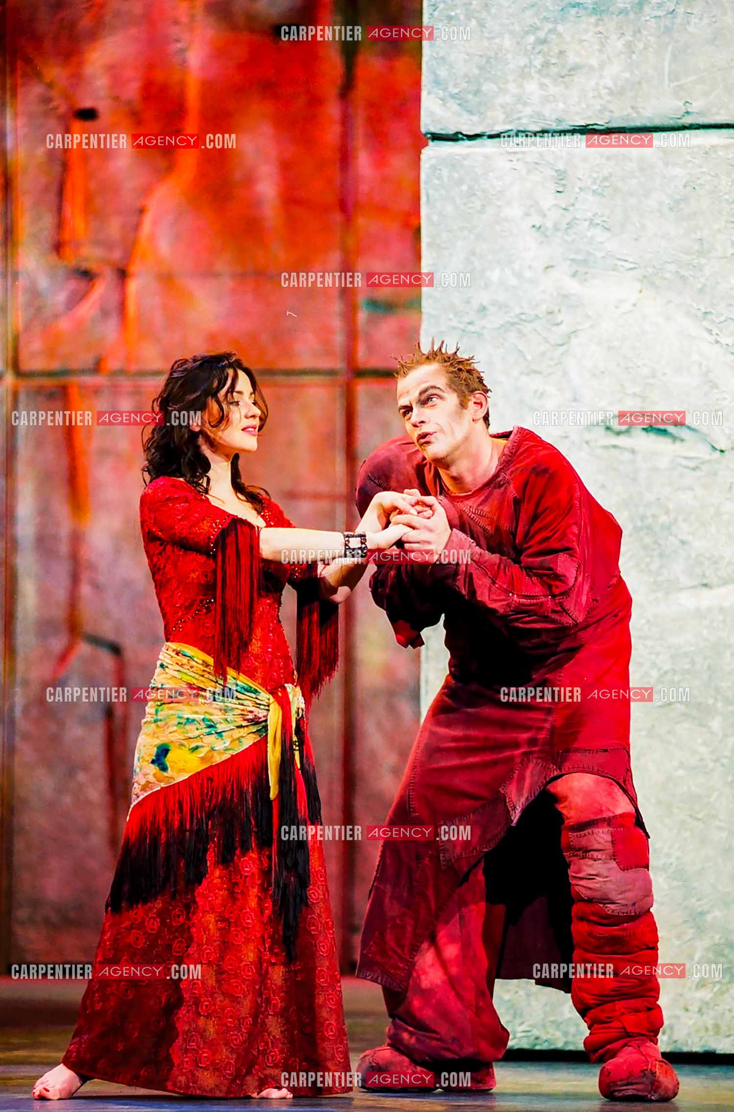 Version anglaise au Dominion Théâtre de la comédie musicale “Notre-Dame de Paris“. La chanteuse Italienne Tina Arena dans le rôle de Esméralda et le chanteur Québécois Garou pour le rôle de Quasimodo.  ( Exclusif )