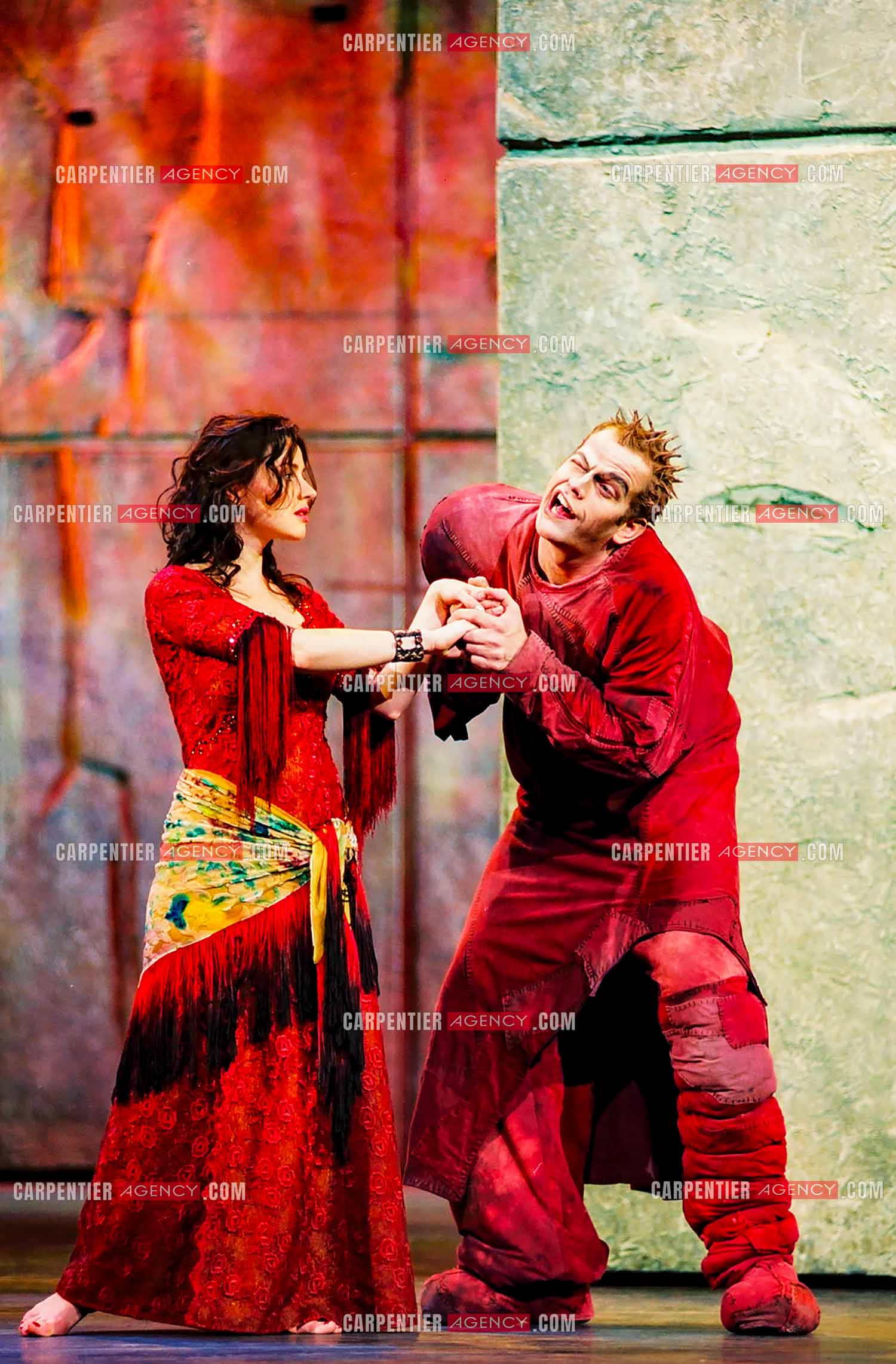 Version anglaise au Dominion Théâtre de la comédie musicale “Notre-Dame de Paris“. La chanteuse Italienne Tina Arena dans le rôle de Esméralda et le chanteur Québécois Garou pour le rôle de Quasimodo.  ( Exclusif )