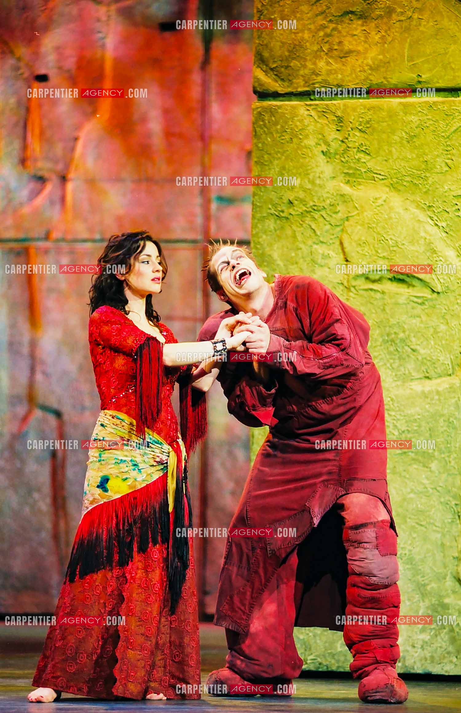 Version anglaise au Dominion Théâtre de la comédie musicale “Notre-Dame de Paris“. La chanteuse Italienne Tina Arena dans le rôle de Esméralda et le chanteur Québécois Garou pour le rôle de Quasimodo.  ( Exclusif )