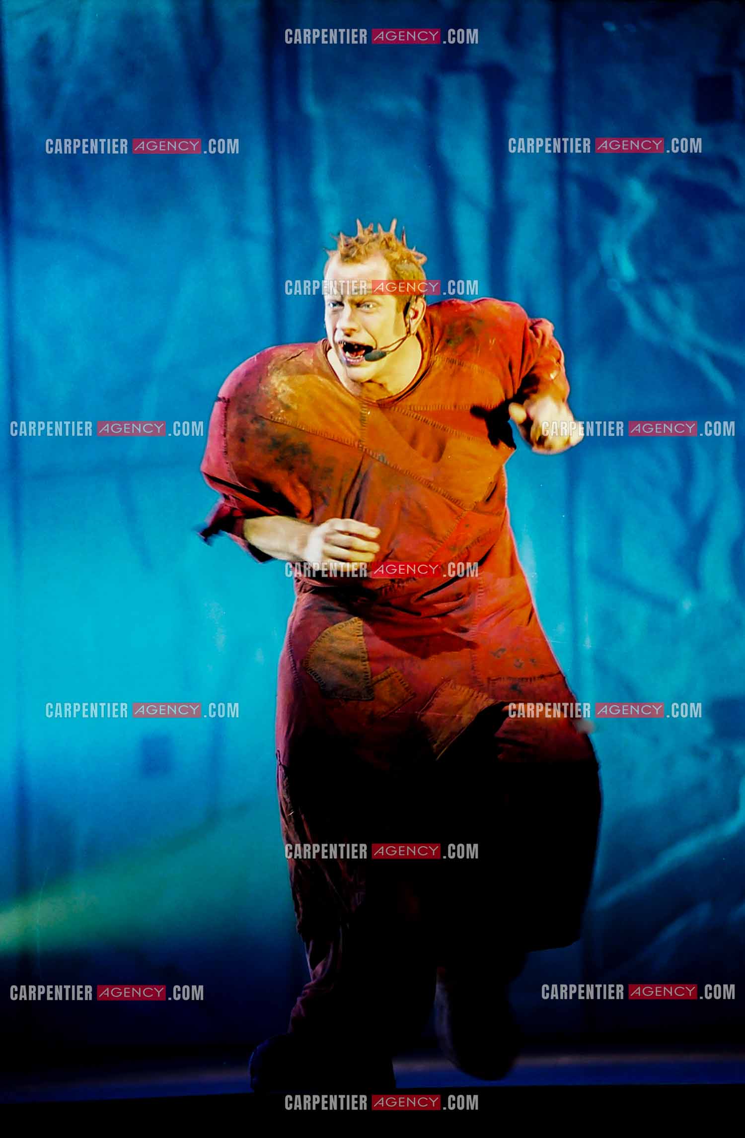La comédie musicale Notre-Dame de Paris au Palais des Congrès de Paris à partir du 16 septembre 1998. Le chanteur Garou dans le rôle de Quasimodo.  ( Exclusif )