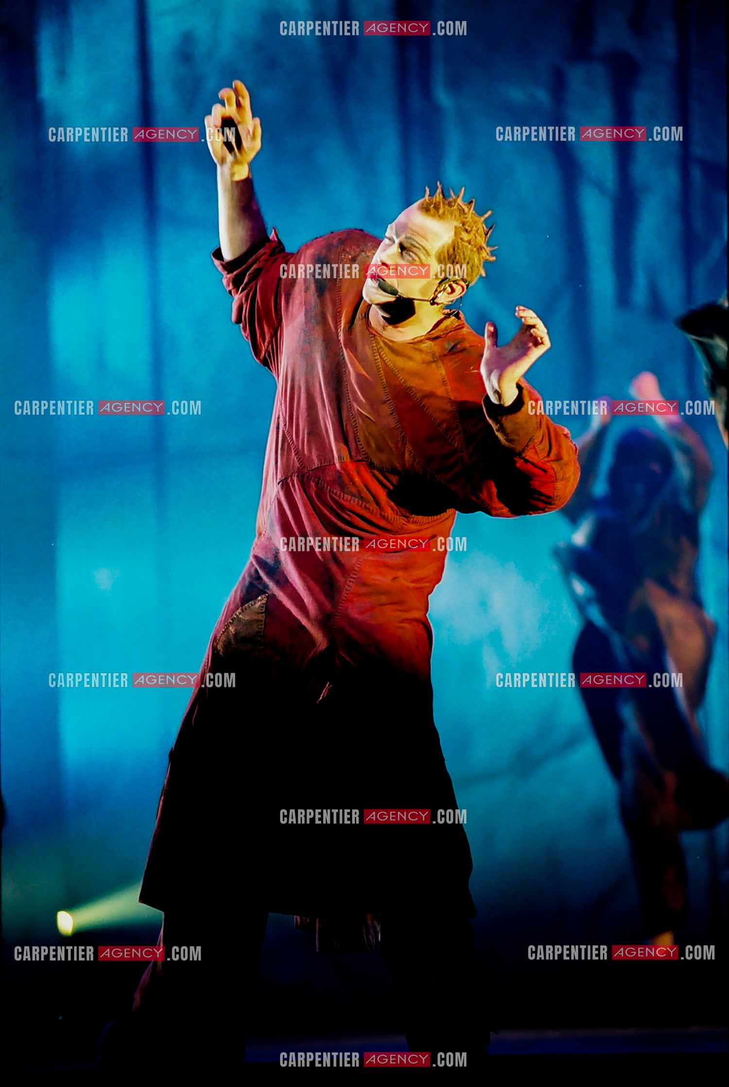 La comédie musicale Notre-Dame de Paris au Palais des Congrès de Paris à partir du 16 septembre 1998. Le chanteur Garou dans le rôle de Quasimodo.  ( Exclusif )