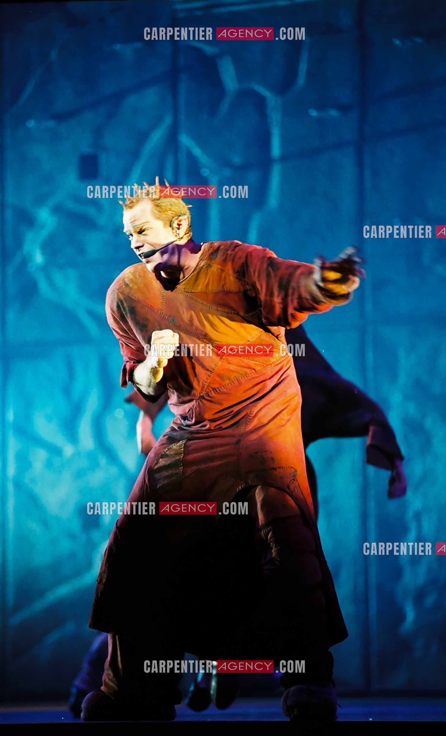La comédie musicale Notre-Dame de Paris au Palais des Congrès de Paris à partir du 16 septembre 1998. Le chanteur Garou dans le rôle de Quasimodo.  ( Exclusif )
