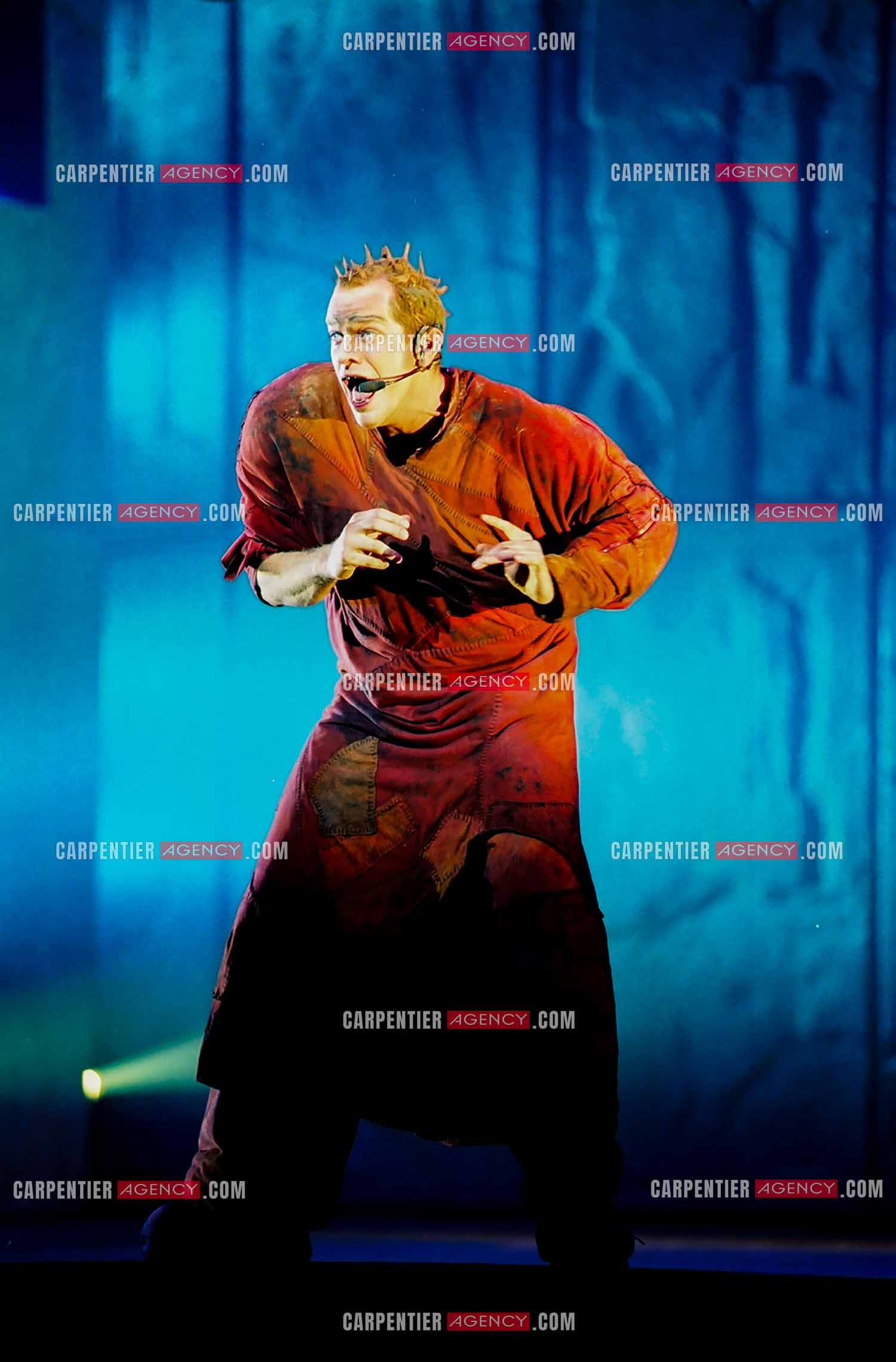 La comédie musicale Notre-Dame de Paris au Palais des Congrès de Paris à partir du 16 septembre 1998. Le chanteur Garou dans le rôle de Quasimodo.  ( Exclusif )