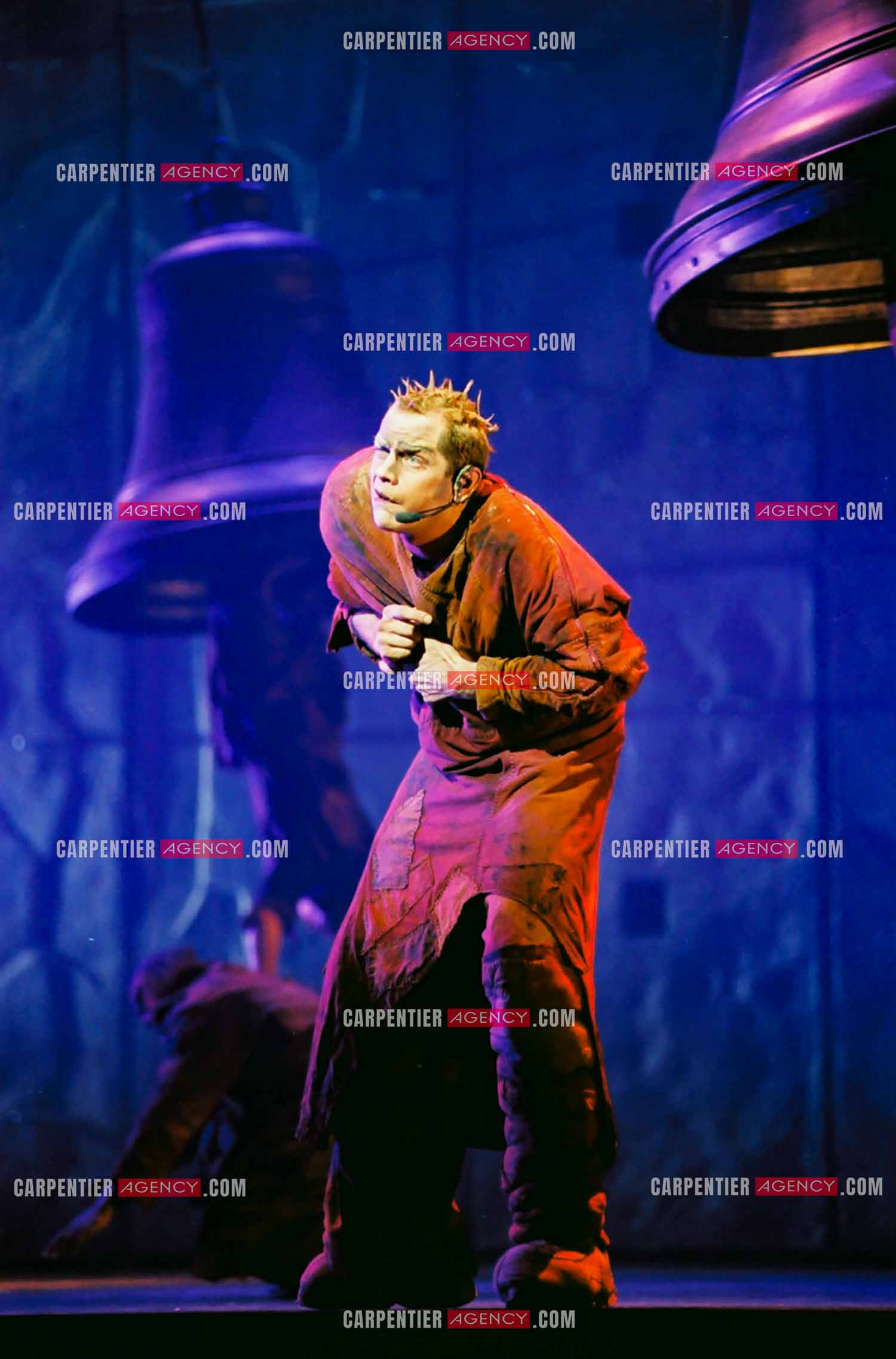 La comédie musicale Notre-Dame de Paris au Palais des Congrès de Paris à partir du 16 septembre 1998. Le chanteur Garou dans le rôle de Quasimodo.  ( Exclusif )