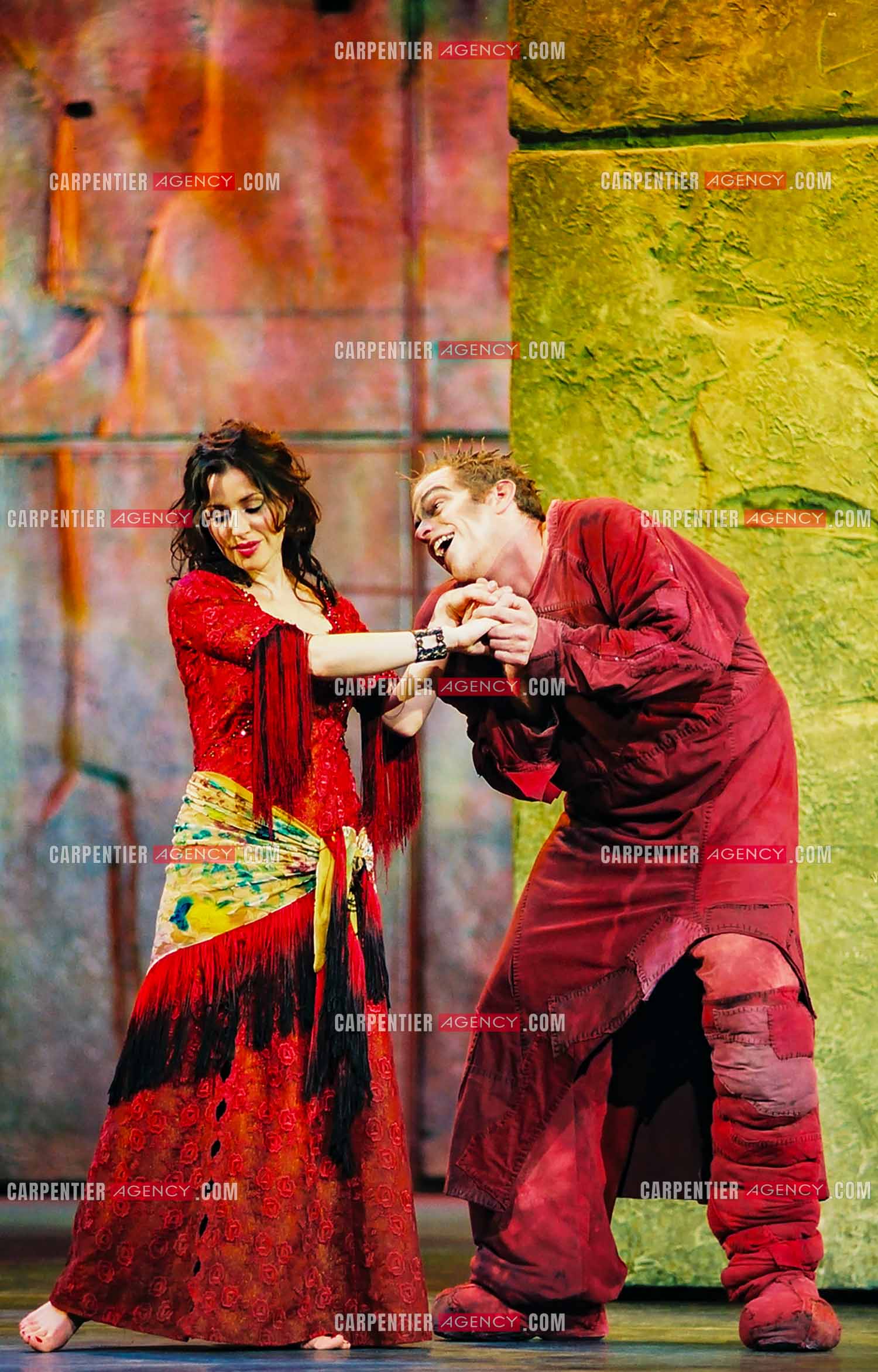 Version anglaise au Dominion Théâtre de la comédie musicale “Notre-Dame de Paris“. La chanteuse Italienne Tina Arena dans le rôle de Esméralda et le chanteur Québécois Garou pour le rôle de Quasimodo.  ( Exclusif )