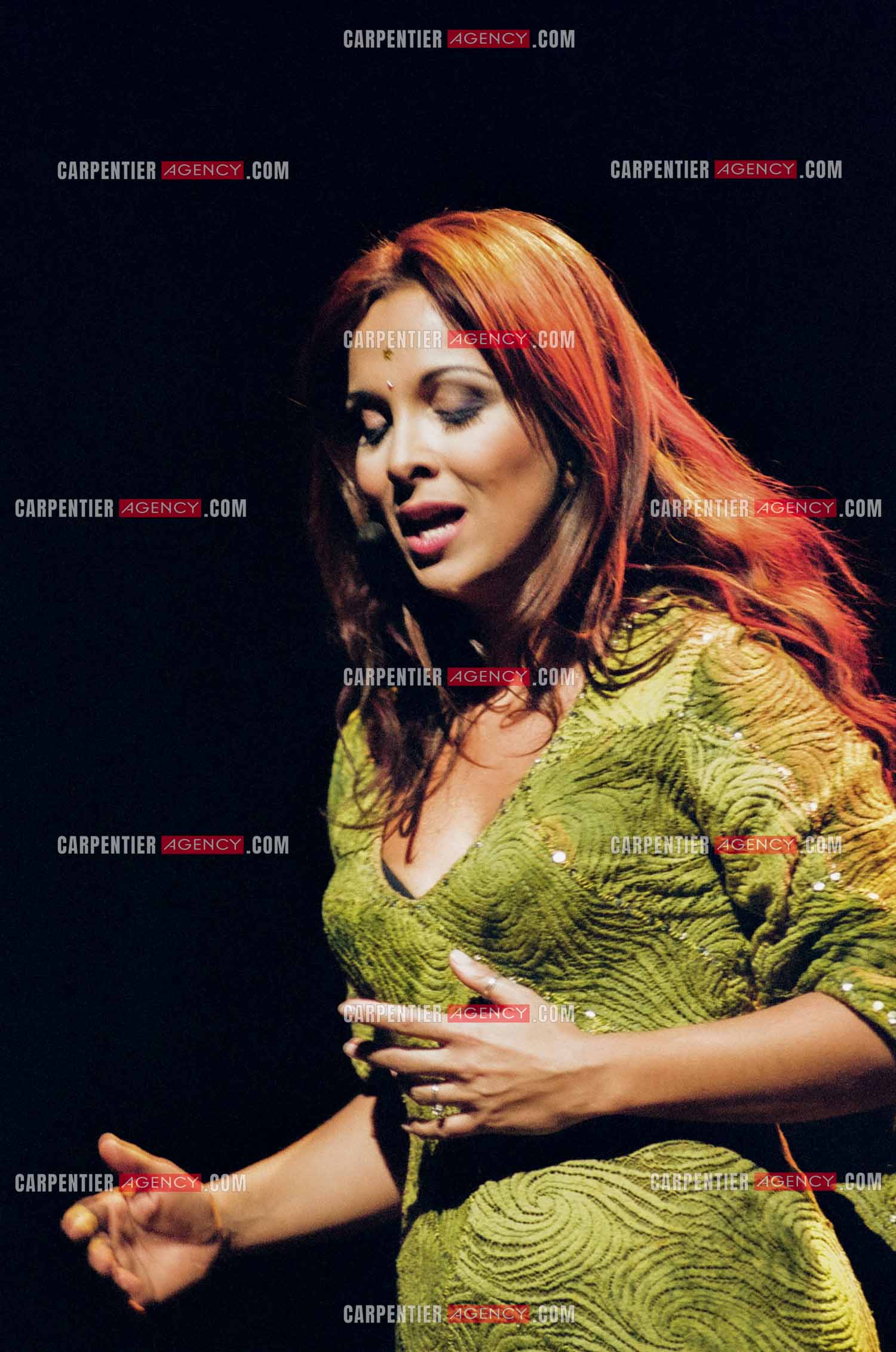 La comédie musicale Notre-Dame de Paris au Palais des Congrès de Paris à partir du 16 septembre 1998. La chanteuse Hélène Ségara dans le rôle de Esméralda.  ( Exclusif )