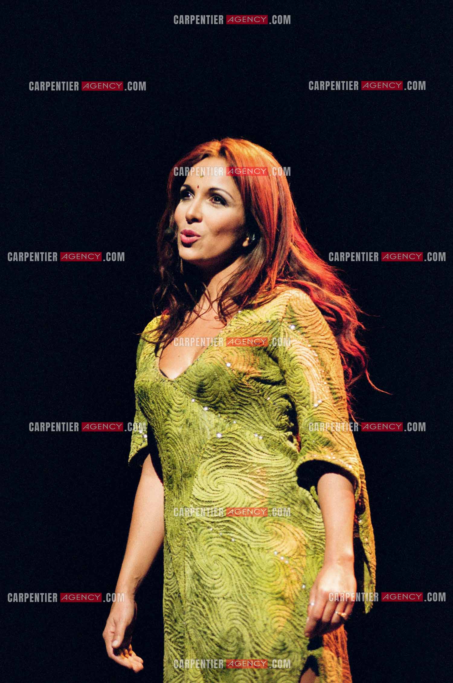 La comédie musicale Notre-Dame de Paris au Palais des Congrès de Paris à partir du 16 septembre 1998. La chanteuse Hélène Ségara dans le rôle de Esméralda.  ( Exclusif )