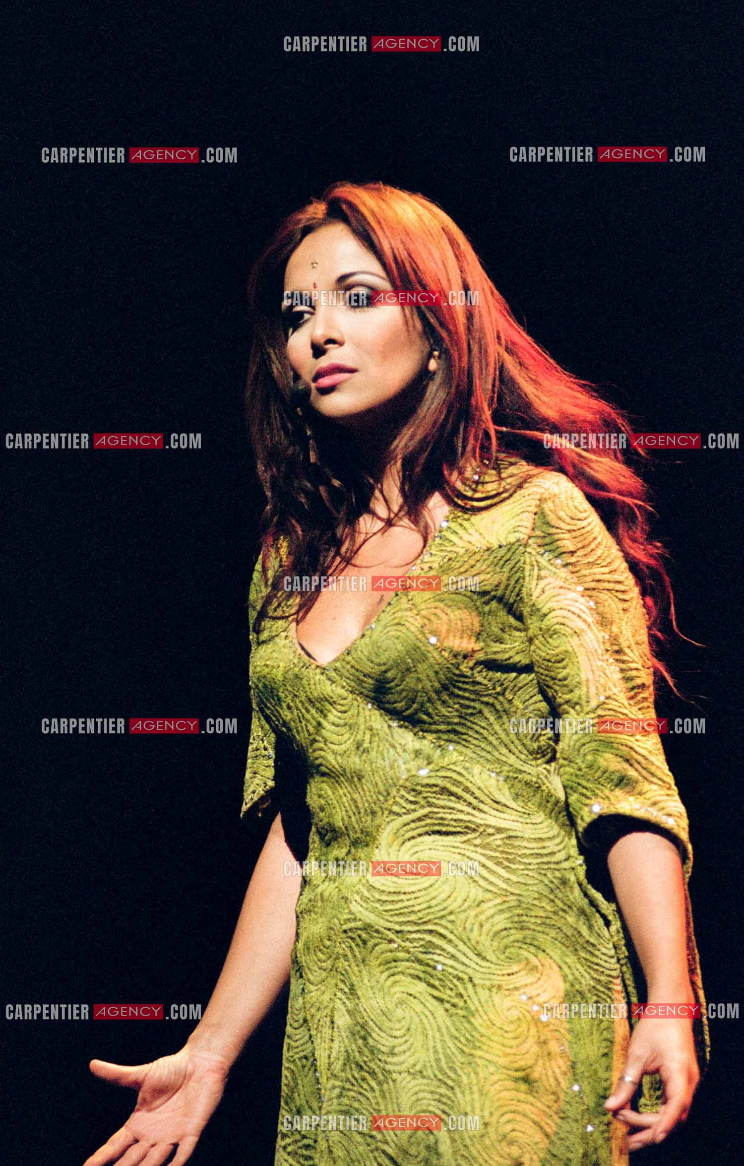 La comédie musicale Notre-Dame de Paris au Palais des Congrès de Paris à partir du 16 septembre 1998. La chanteuse Hélène Ségara dans le rôle de Esméralda.  ( Exclusif )