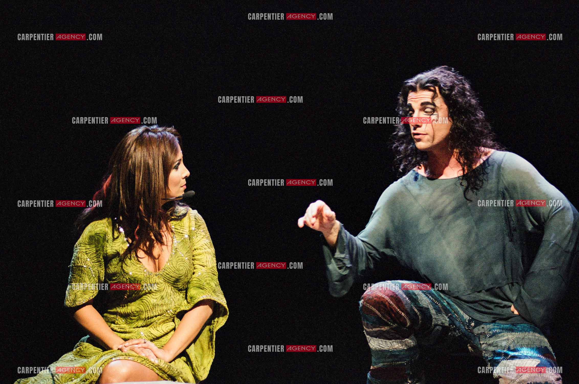 La comédie musicale Notre-Dame de Paris au Palais des Congrès de Paris à partir du 16 septembre 1998. La chanteuse Hélène Ségara dans le rôle de Esméralda et le chanteur Canadien Bruno Pelletier  dans le rôle de Gringoire.  ( Exclusif )