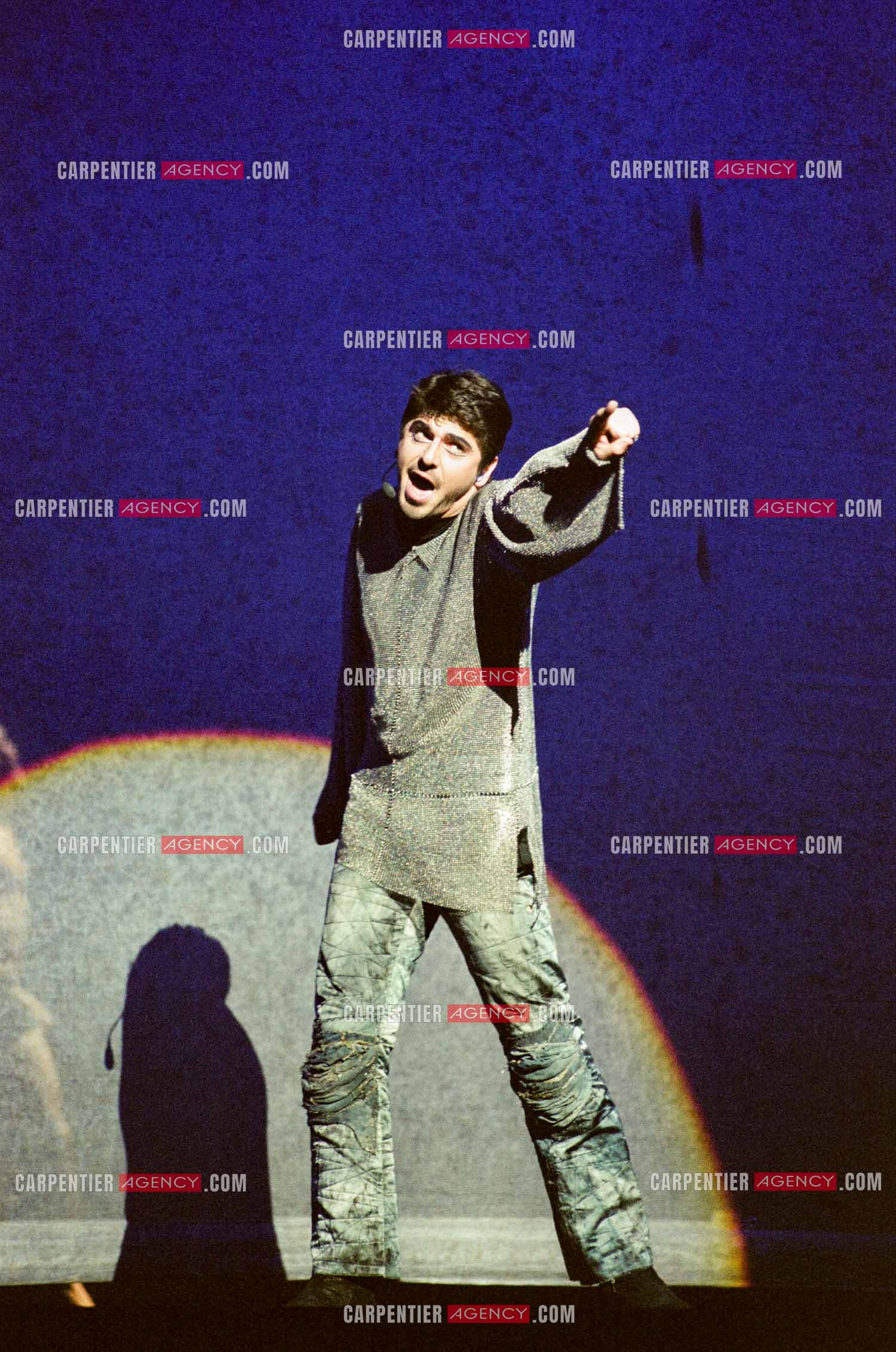 La comédie musicale Notre-Dame de Paris au Palais des Congrès de Paris à partir du 16 septembre 1998. Le chanteur Patrick Fiori dans le rôle de Phœbus.  ( Exclusif )