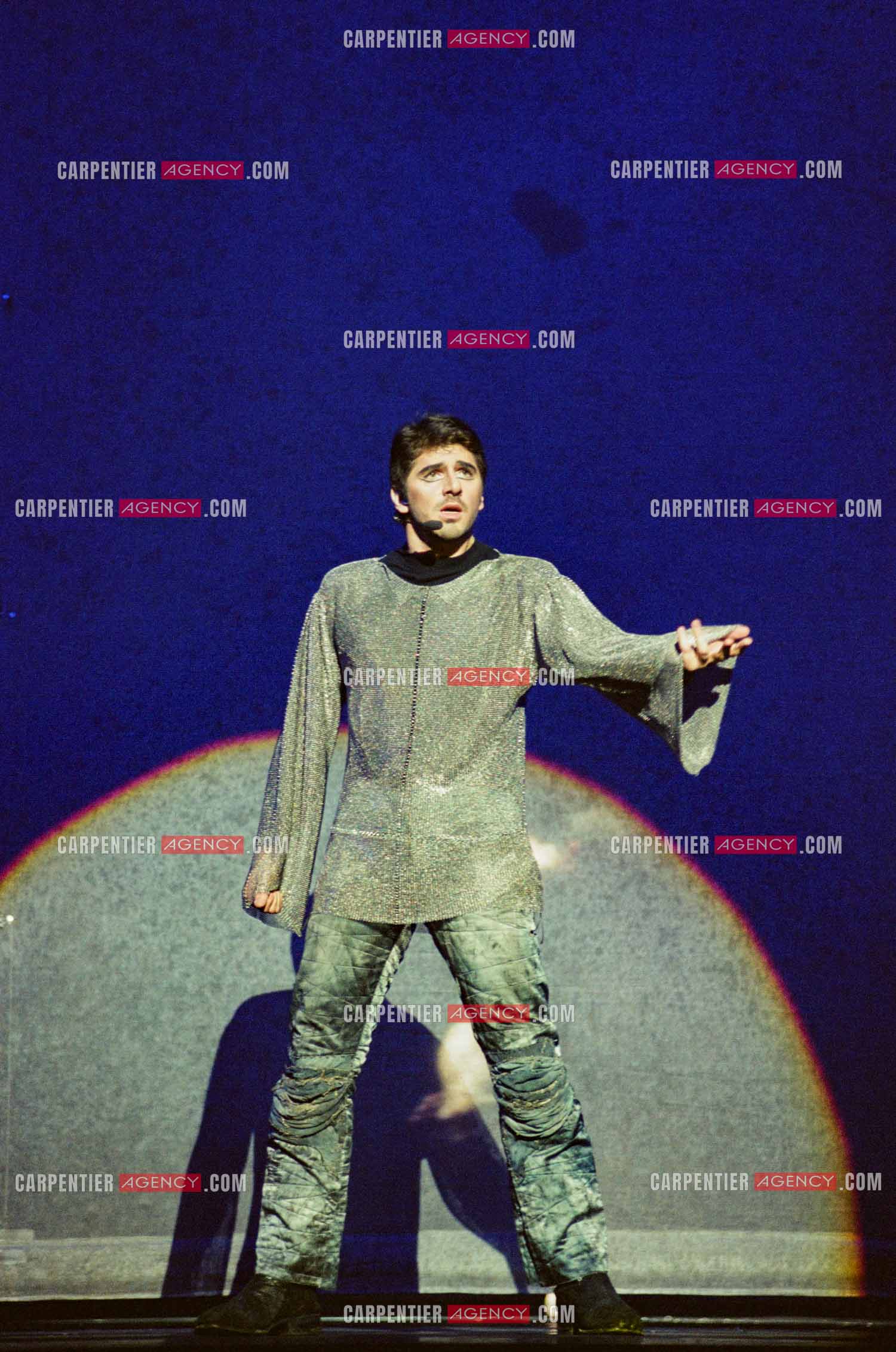 La comédie musicale Notre-Dame de Paris au Palais des Congrès de Paris à partir du 16 septembre 1998. Le chanteur Patrick Fiori dans le rôle de Phœbus.  ( Exclusif )