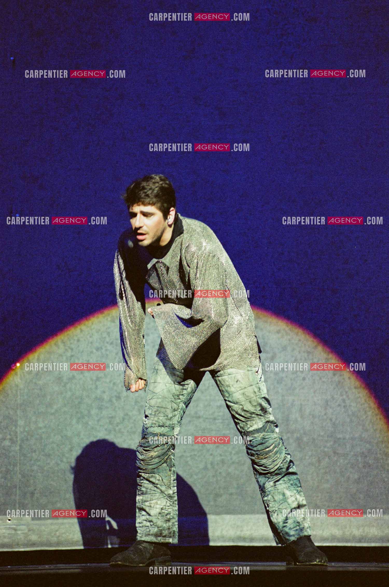 La comédie musicale Notre-Dame de Paris au Palais des Congrès de Paris à partir du 16 septembre 1998. Le chanteur Patrick Fiori dans le rôle de Phœbus.  ( Exclusif )