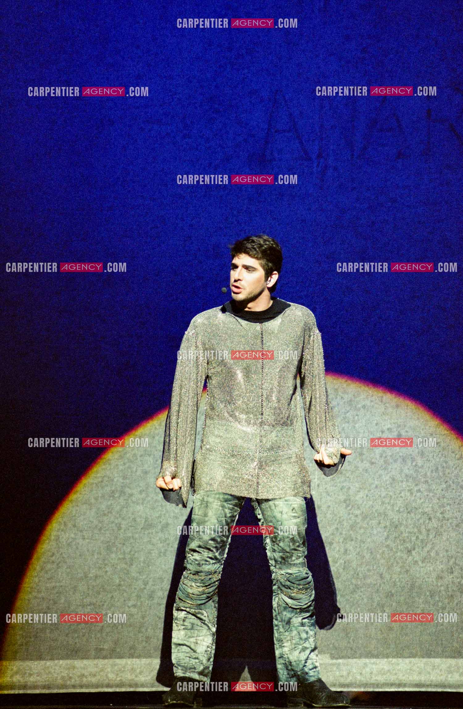 La comédie musicale Notre-Dame de Paris au Palais des Congrès de Paris à partir du 16 septembre 1998. Le chanteur Patrick Fiori dans le rôle de Phœbus.  ( Exclusif )