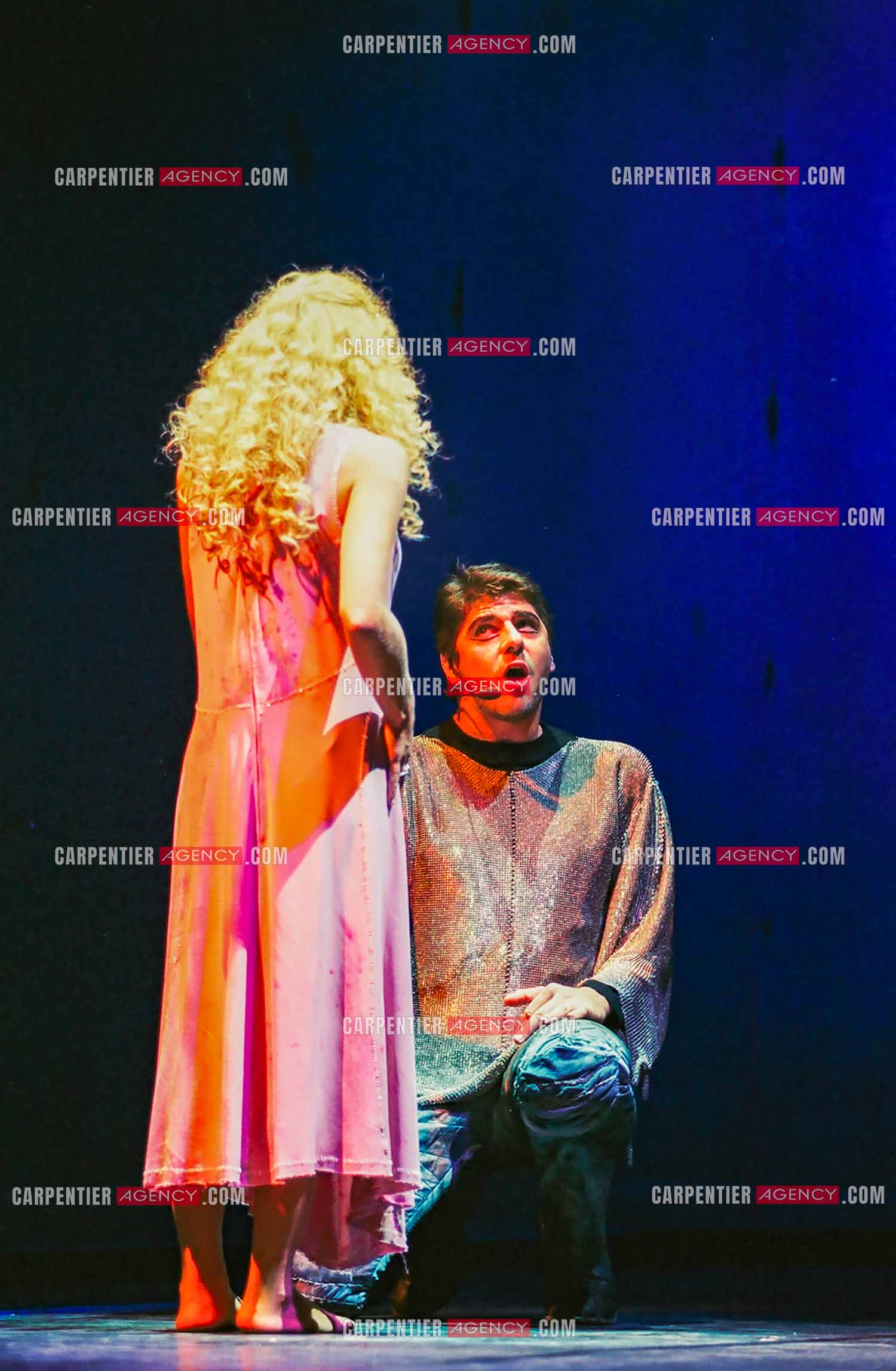 La comédie musicale Notre-Dame de Paris au Palais des Congrès de Paris à partir du 16 septembre 1998. Le chanteur Patrick Fiori dans le rôle de Phœbus et la chanteuse Véroniqua Antico dans le rôle de Fleur de Lys.  ( Exclusif )