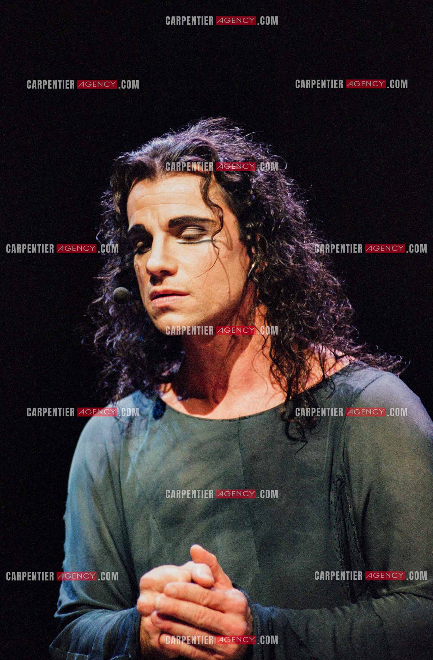 La comédie musicale Notre-Dame de Paris au Palais des Congrès de Paris à partir du 16 septembre 1998. Le chanteur Canadien Bruno Pelletier  dans le rôle de Gringoire.  ( Exclusif )