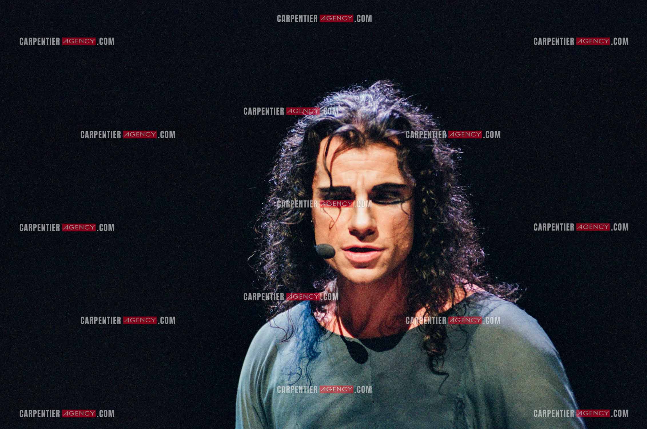 La comédie musicale Notre-Dame de Paris au Palais des Congrès de Paris à partir du 16 septembre 1998. Le chanteur Canadien Bruno Pelletier  dans le rôle de Gringoire.  ( Exclusif )