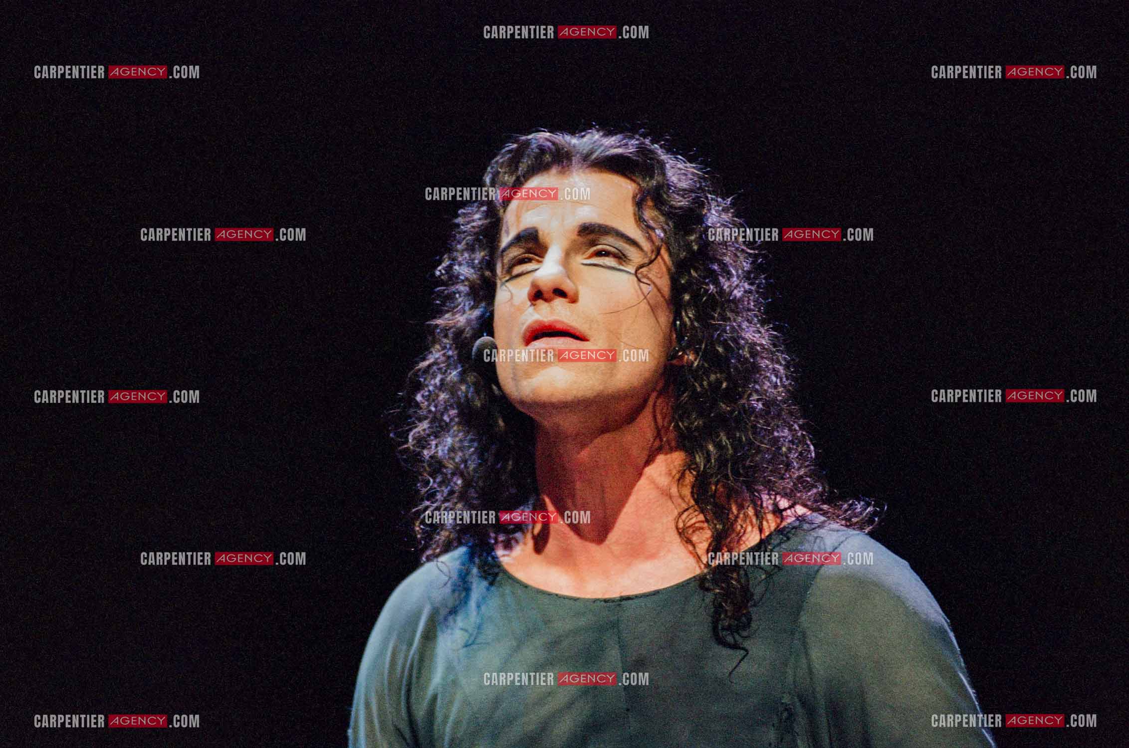 La comédie musicale Notre-Dame de Paris au Palais des Congrès de Paris à partir du 16 septembre 1998. Le chanteur Canadien Bruno Pelletier  dans le rôle de Gringoire.  ( Exclusif )