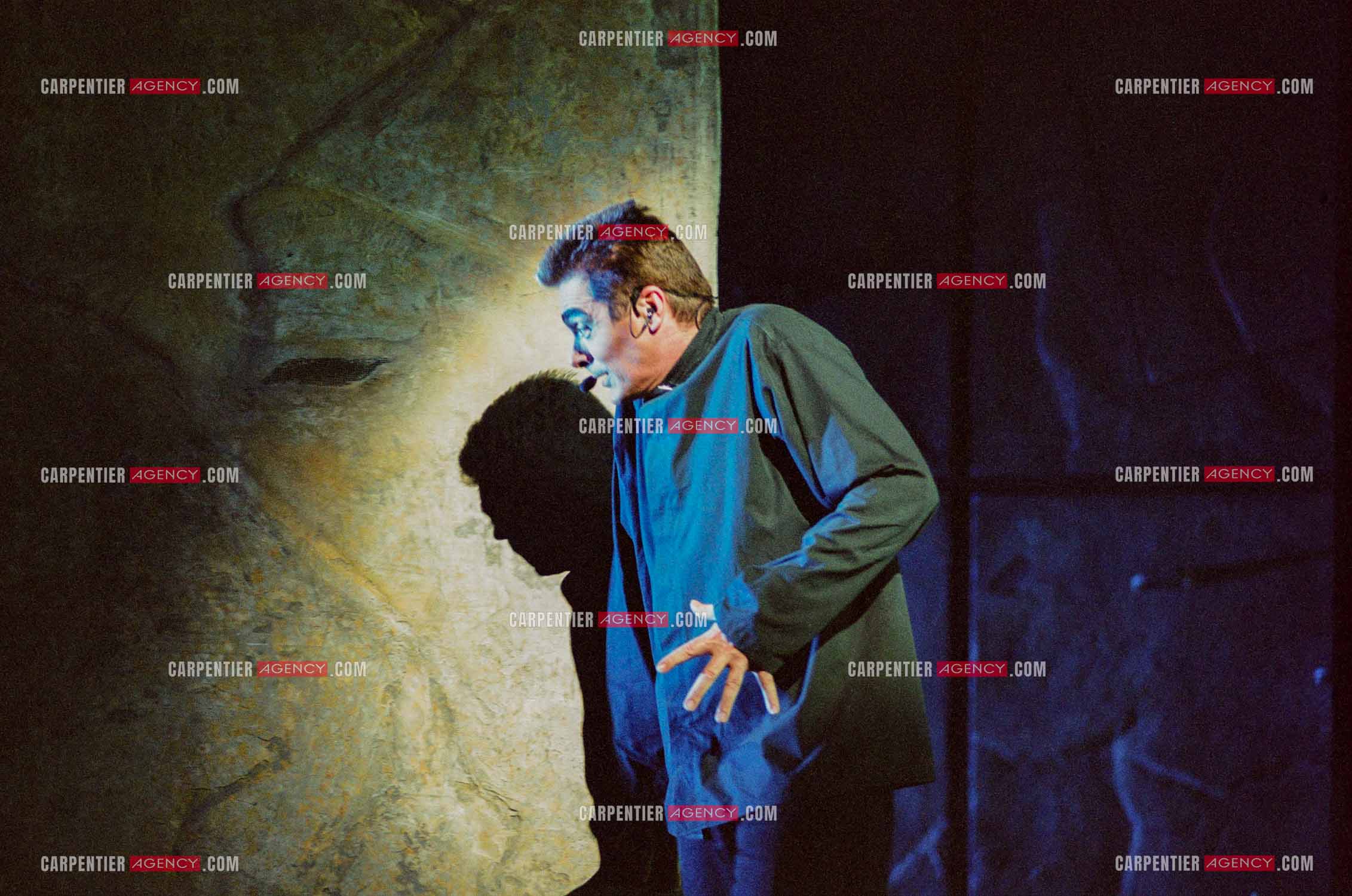 La comédie musicale Notre-Dame de Paris au Palais des Congrès de Paris à partir du 16 septembre 1998. Le chanteur Canadien daniel Lavoie dans le rôle de Frollo.  ( Exclusif )