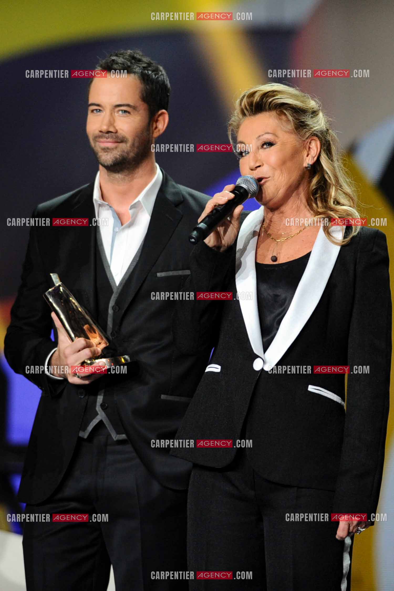 28e cérémonie des Victoires de la musique le 8 février 2013 au Zénith de Paris. La chanteuse Sheila reçoit la victoire d'honneur des mains du chanteur Emmanuel Moire.