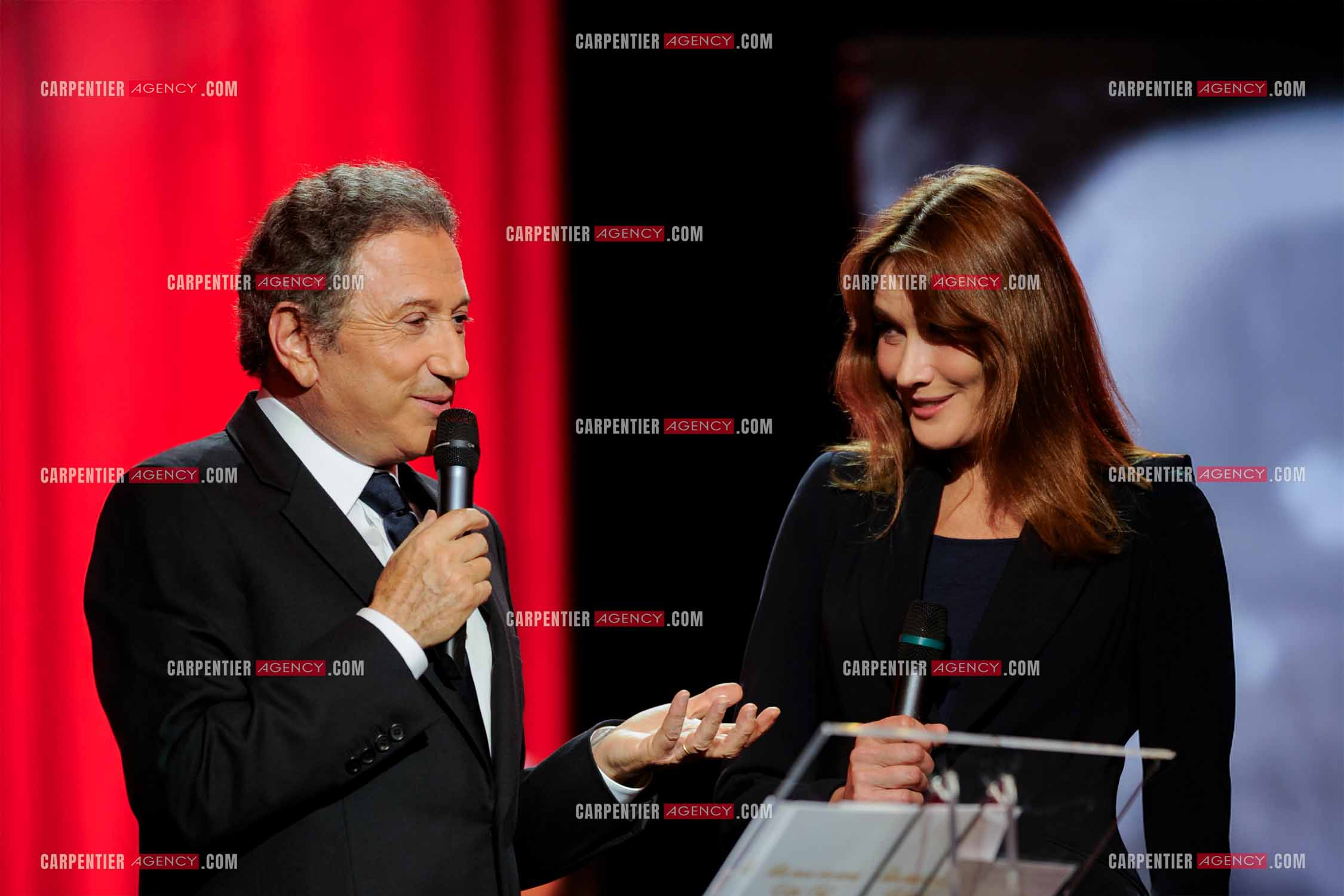 La première dame Carla Bruni Sarkozy invitée d'honneur de l'émission spéciale sur Edith Piaf “Pour + de Vie“ présentée par Michel Drucker.
