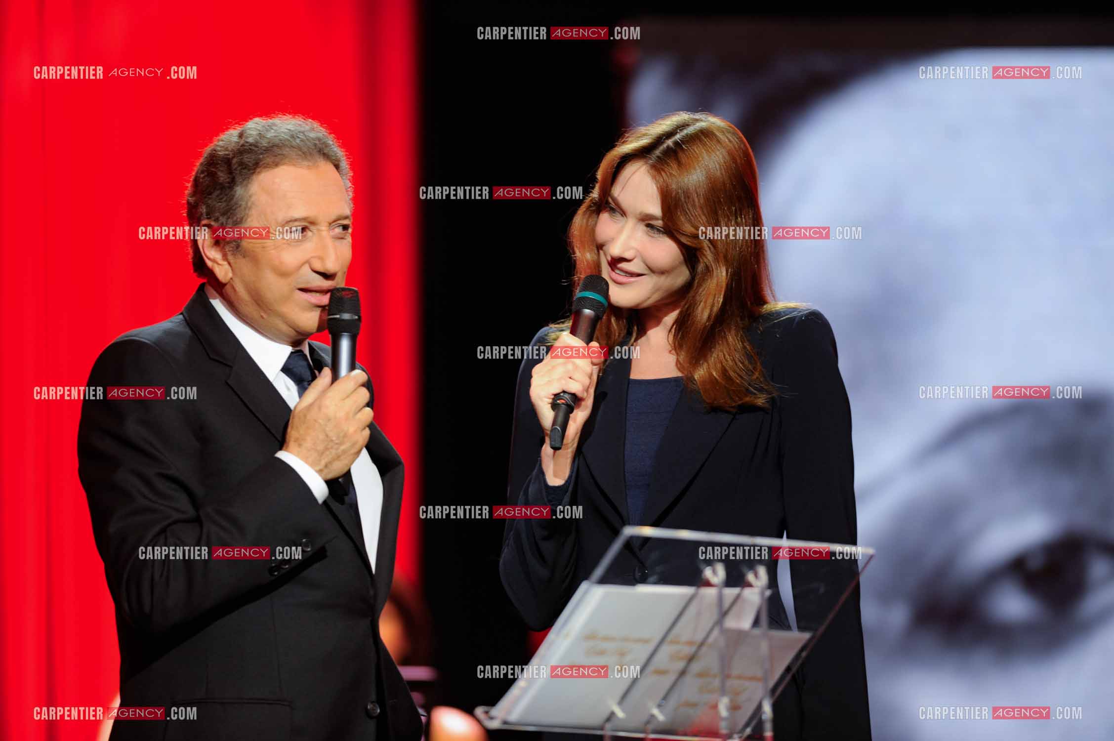 La première dame Carla Bruni Sarkozy invitée d'honneur de l'émission spéciale sur Edith Piaf “Pour + de Vie“ présentée par Michel Drucker.