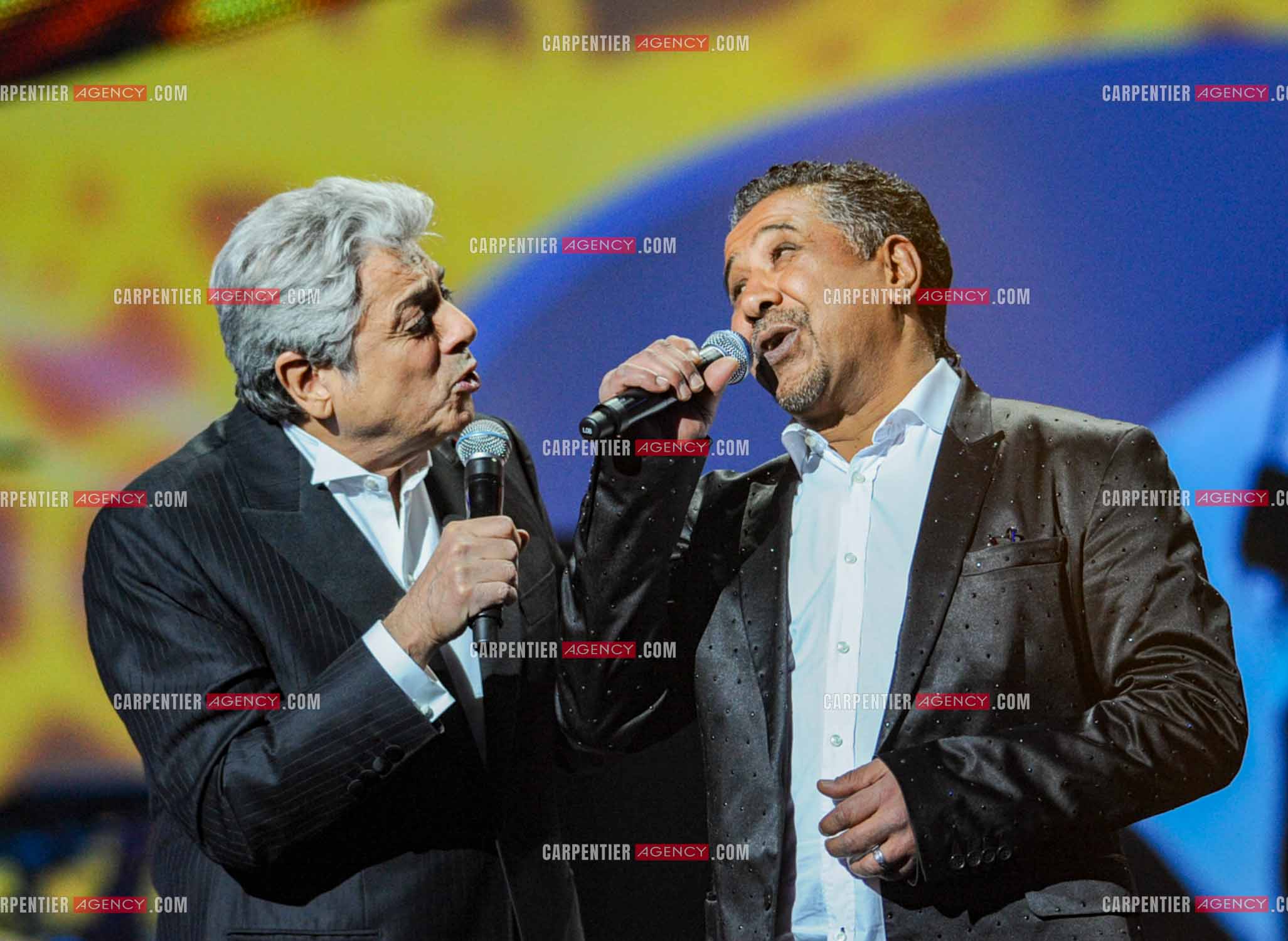 28e cérémonie des Victoires de la musique le 8 février 2013 au Zénith de Paris. Le chanteur Enrico Macias reçoiot la victoire d'honneur des mains du chanteur Khaled.